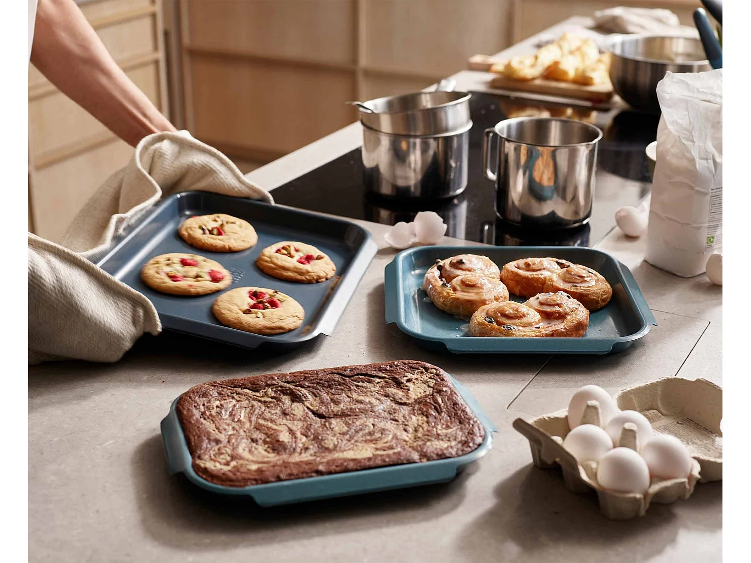Bandeja para hornear Joseph Joseph Nest™ Bake 3 piezas, antiadherentes, fácil agarre, apilable, ideal para hornear, color azul.