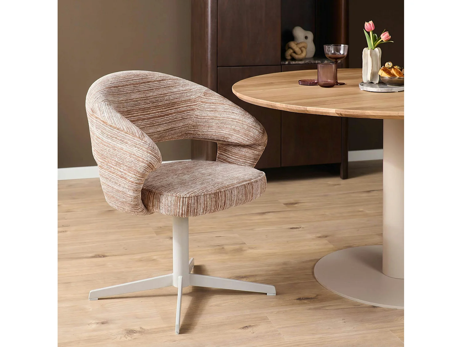 Chaise pivotante marron pied blanc forme baquet (x2) CORTINA