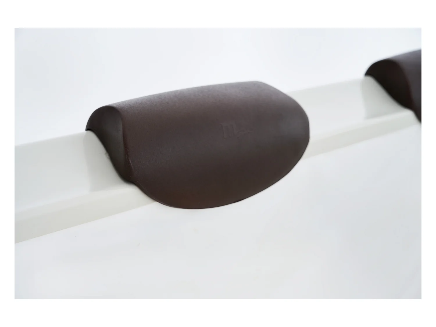 Bruine halfharde spa met 6 plaatsen met accessoires - 120 stralen - L160  x B160 x H65 cm - MAKEMO van MSPA