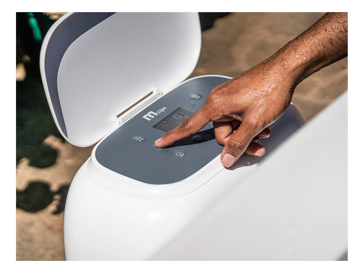 Bruine halfharde spa met 6 plaatsen met accessoires - 120 stralen - L160  x B160 x H65 cm - MAKEMO van MSPA