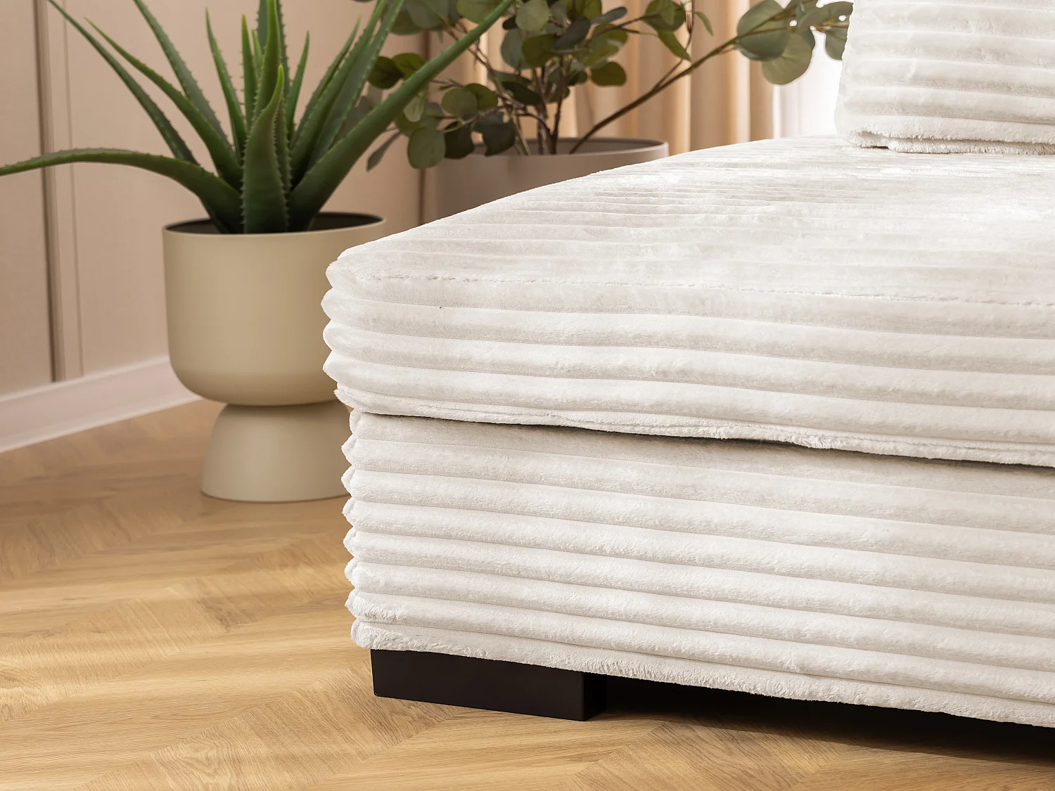 Canapé d’angle avec assise profonde, fonction couchage et pratique coffre de rangement, en tissu côtelé doux WOLKE