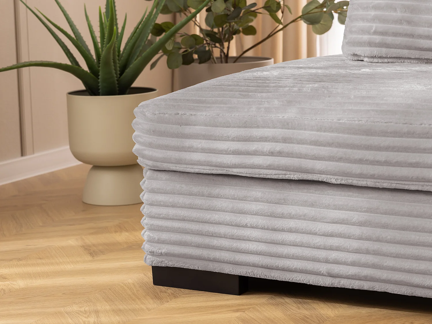 Canapé d’angle avec assise profonde, fonction couchage et pratique coffre de rangement, en tissu côtelé doux WOLKE