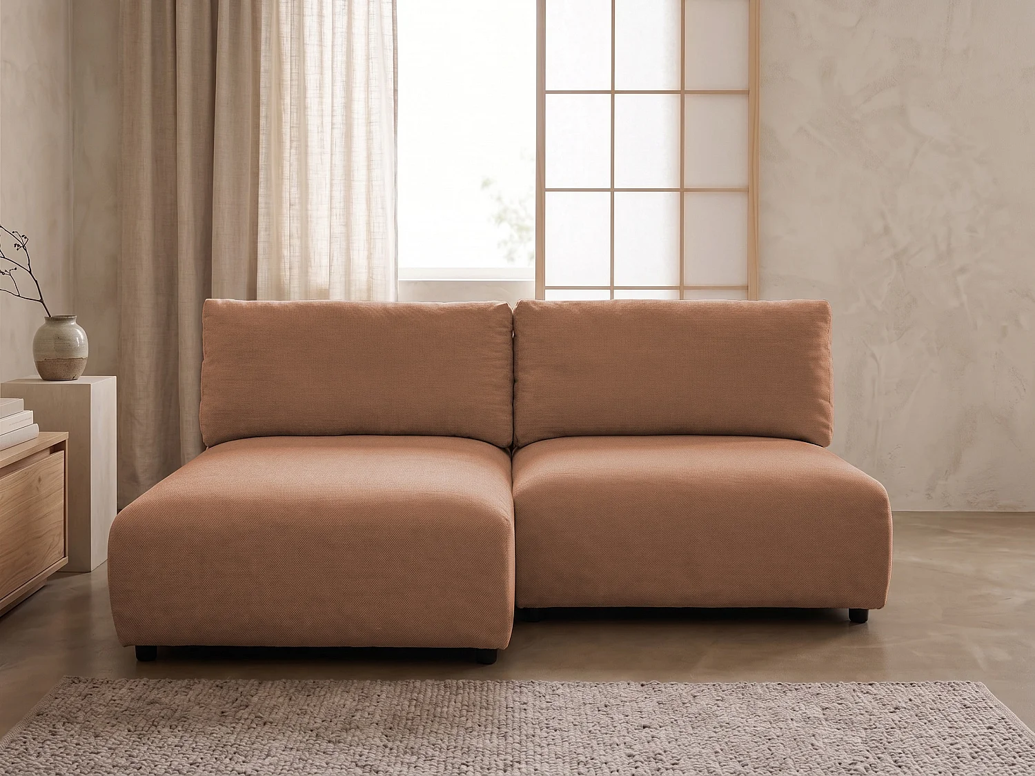 Canapé d’angle avec fonction couchage, coffre de rangement et zone de confort extra profonde en tissu structuré de haute qualité SORA