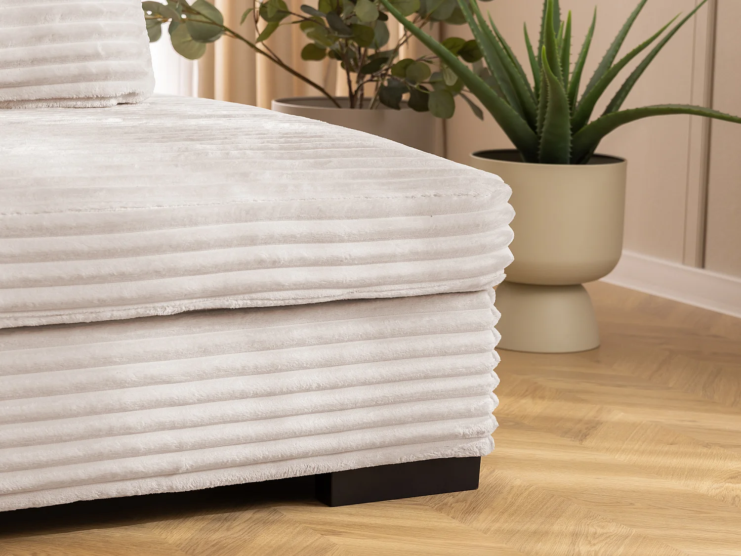 Canapé d’angle avec assise profonde, fonction couchage et pratique coffre de rangement, en tissu côtelé doux WOLKE