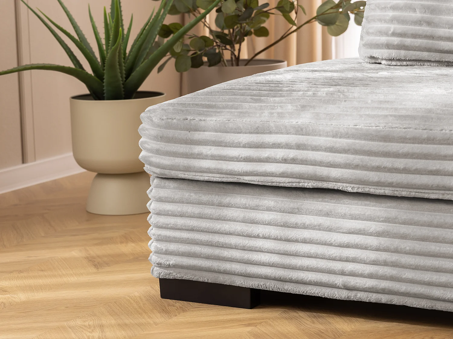 Canapé d’angle avec assise profonde, fonction couchage et pratique coffre de rangement, en tissu côtelé doux WOLKE