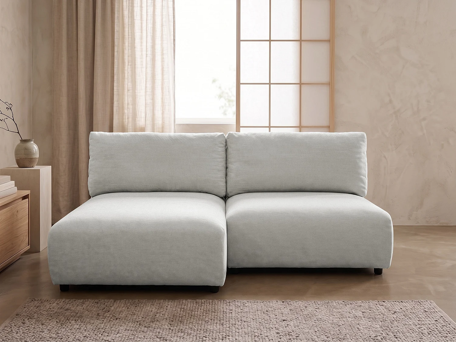 Canapé d’angle avec fonction couchage, coffre de rangement et zone de confort extra profonde en tissu structuré de haute qualité SORA