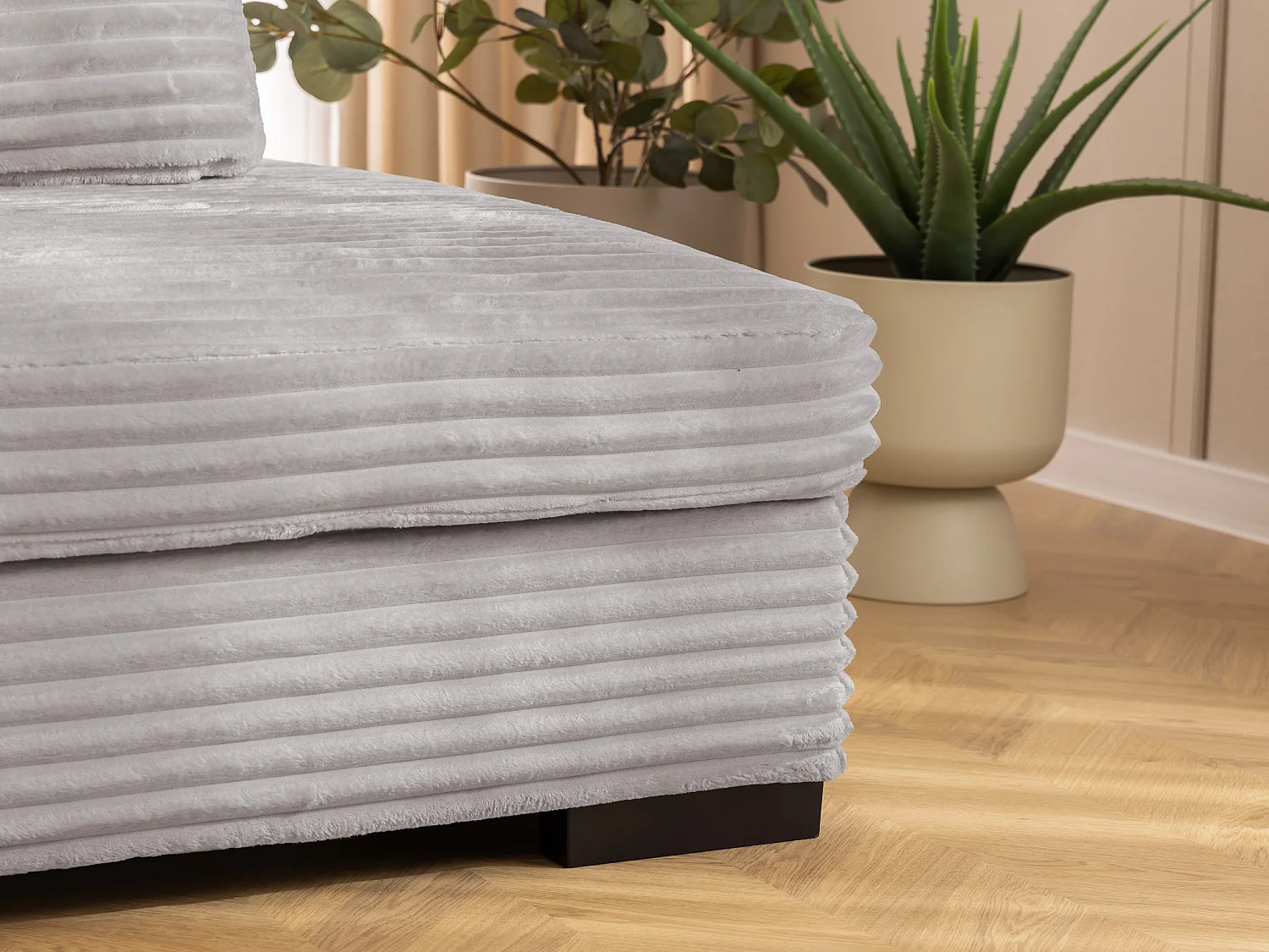 Canapé d’angle avec assise profonde, fonction couchage et pratique coffre de rangement, en tissu côtelé doux WOLKE
