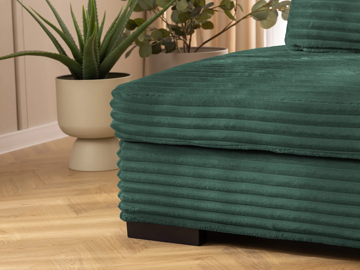 Canapé d’angle avec assise profonde, fonction couchage et pratique coffre de rangement, en tissu côtelé doux WOLKE