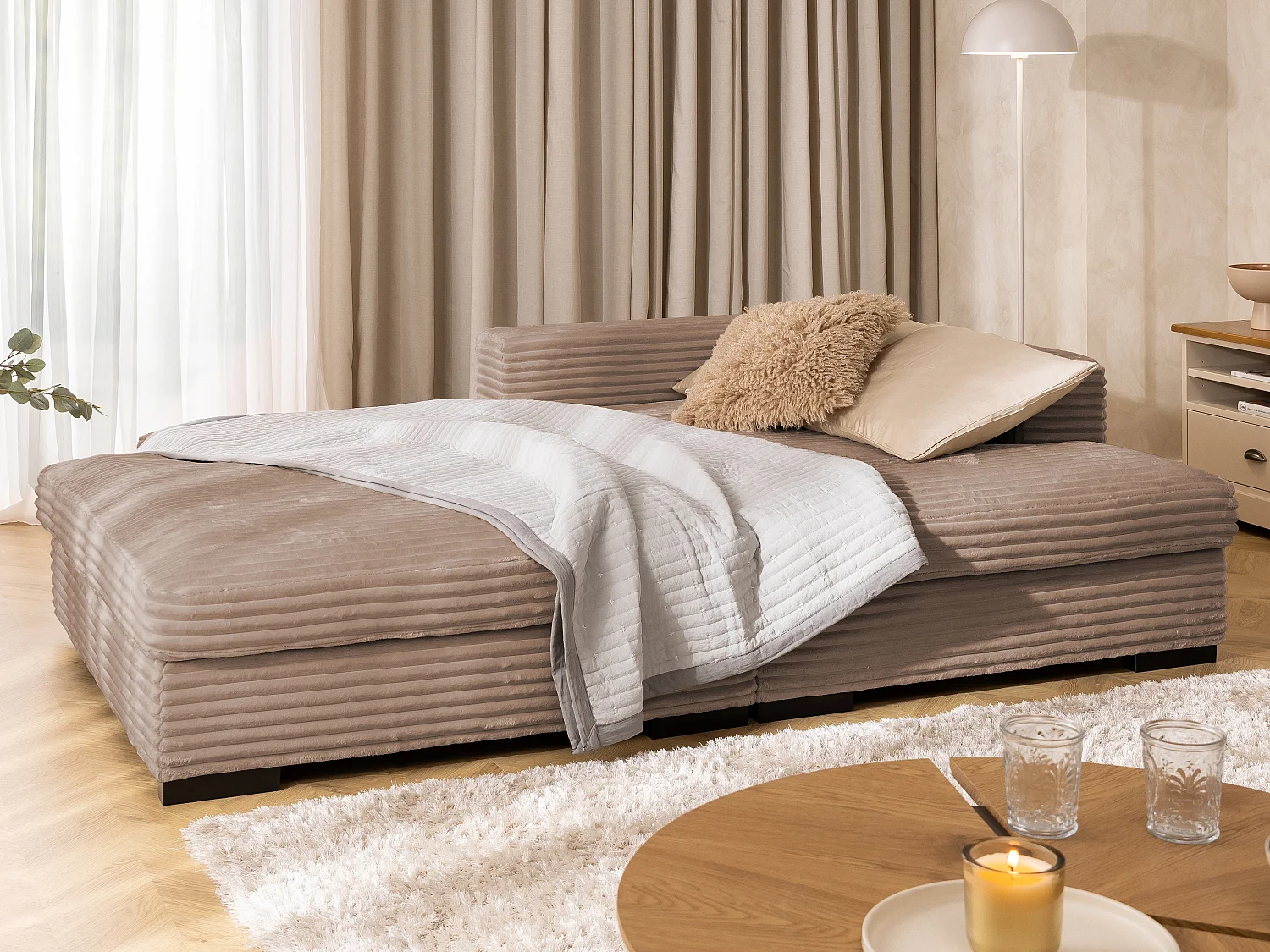Canapé d’angle avec assise profonde, fonction couchage et pratique coffre de rangement, en tissu côtelé doux WOLKE