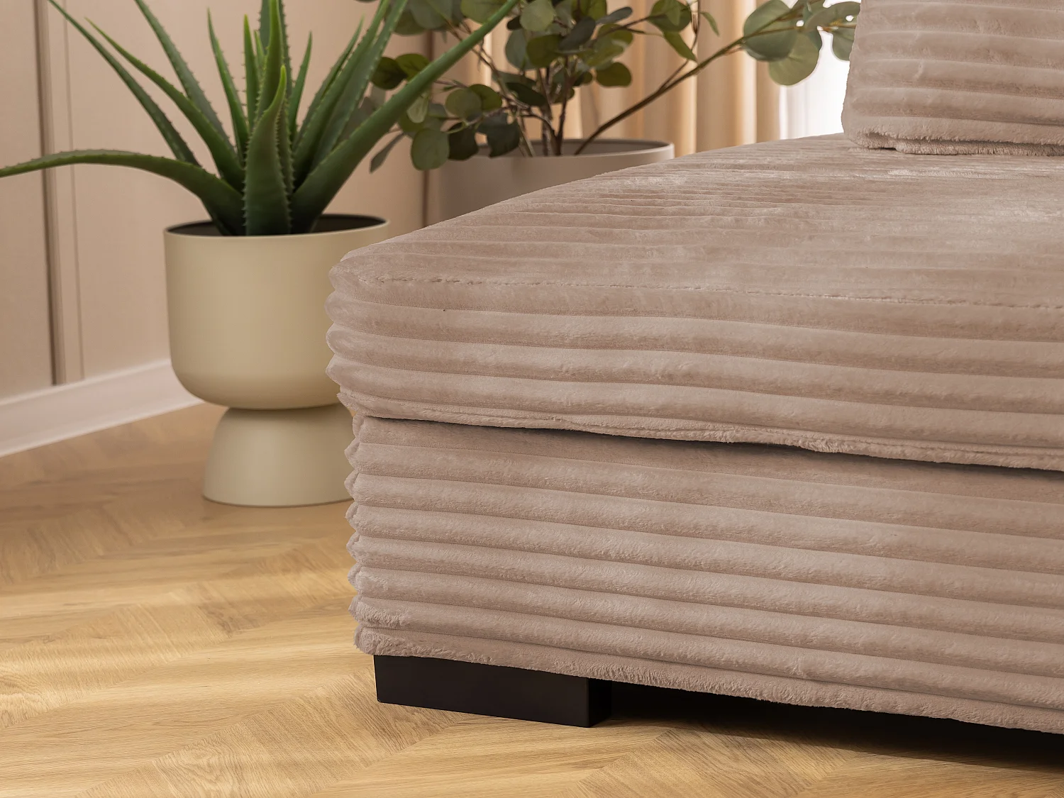 Canapé d’angle avec assise profonde, fonction couchage et pratique coffre de rangement, en tissu côtelé doux WOLKE