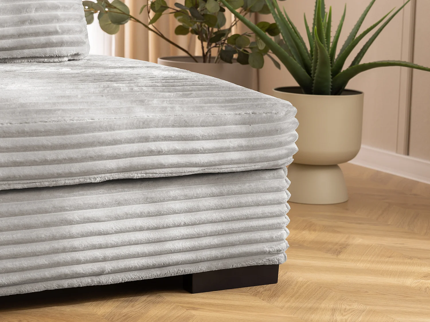 Canapé d’angle avec assise profonde, fonction couchage et pratique coffre de rangement, en tissu côtelé doux WOLKE