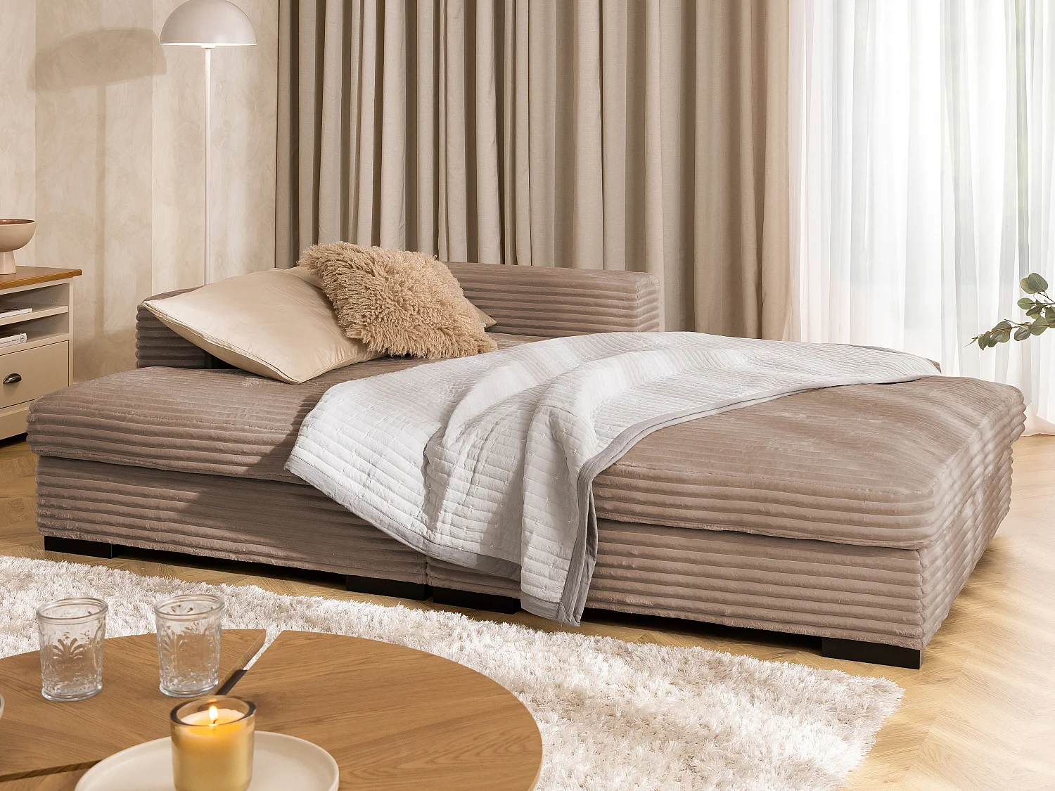 Canapé d’angle avec assise profonde, fonction couchage et pratique coffre de rangement, en tissu côtelé doux WOLKE