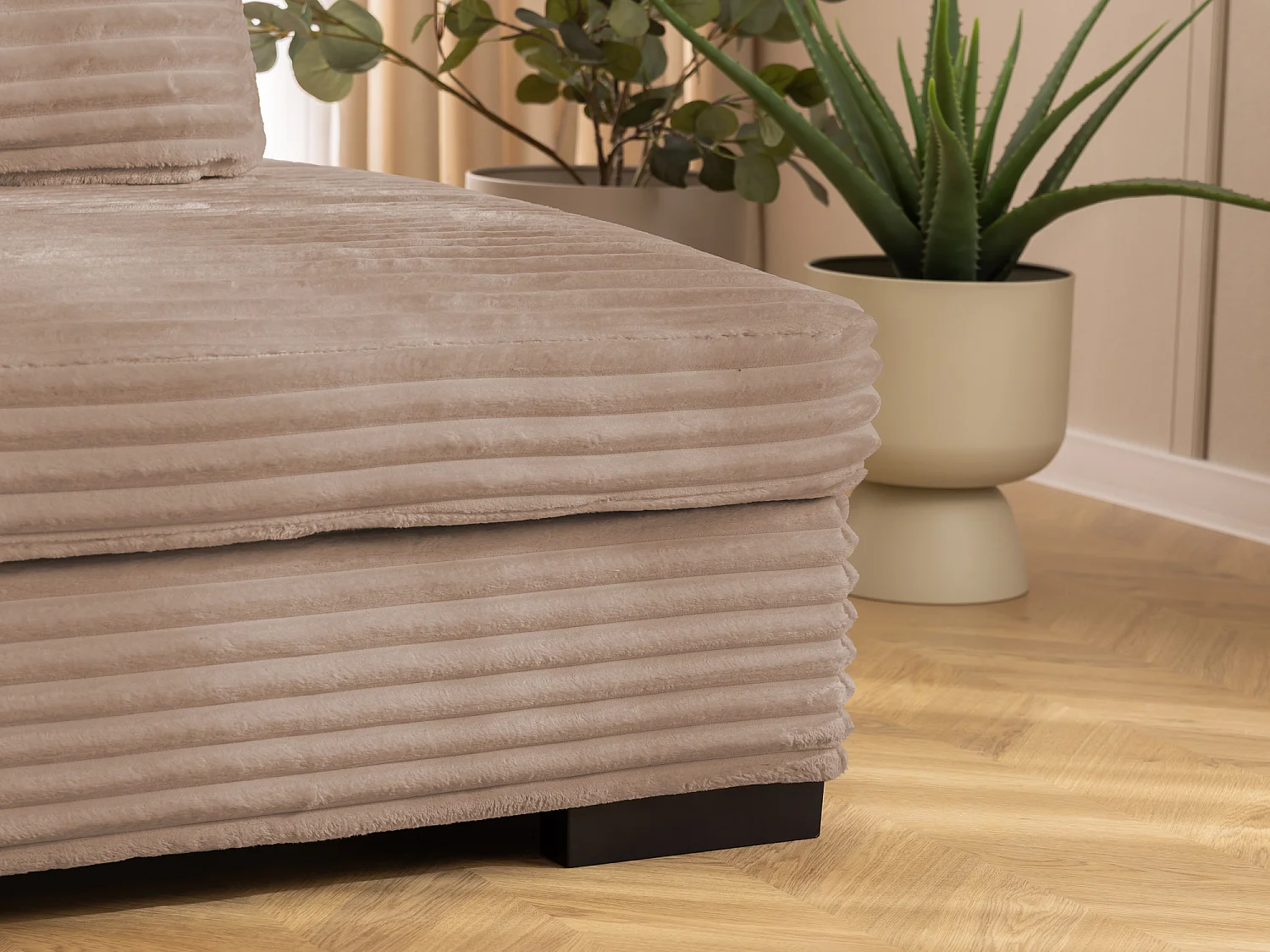 Canapé d’angle avec assise profonde, fonction couchage et pratique coffre de rangement, en tissu côtelé doux WOLKE