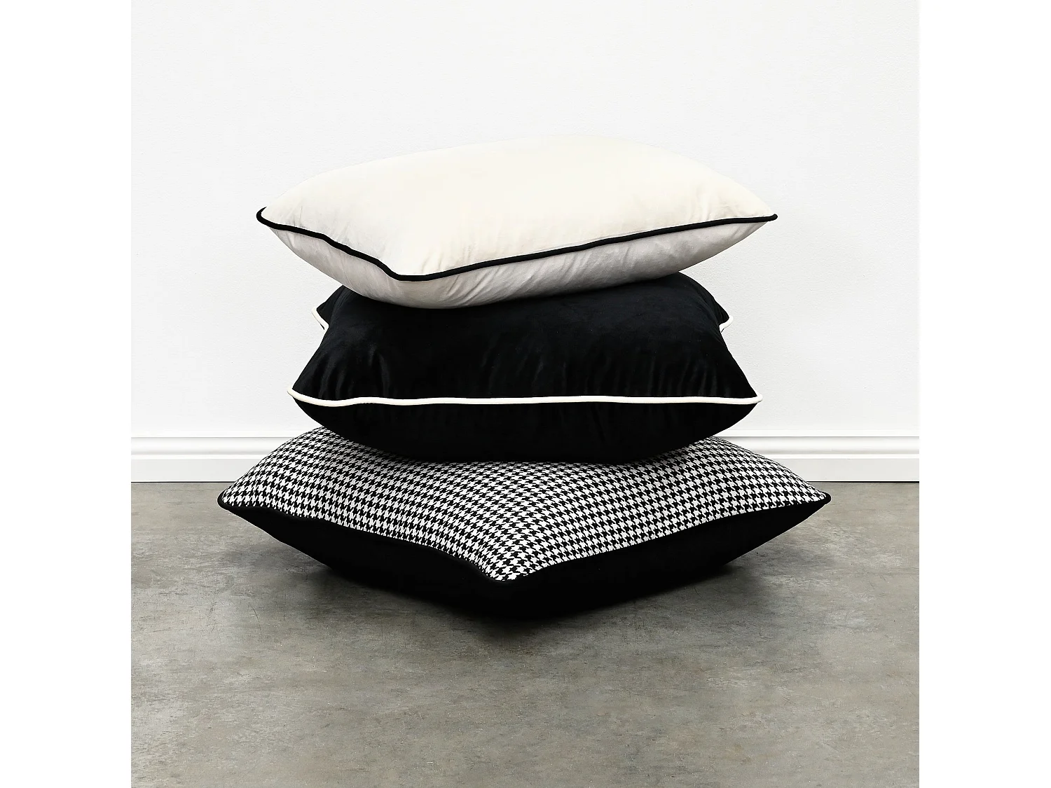 Ivory - Fluwelen sierkussen ( Black Piping ) - 55 X 55
