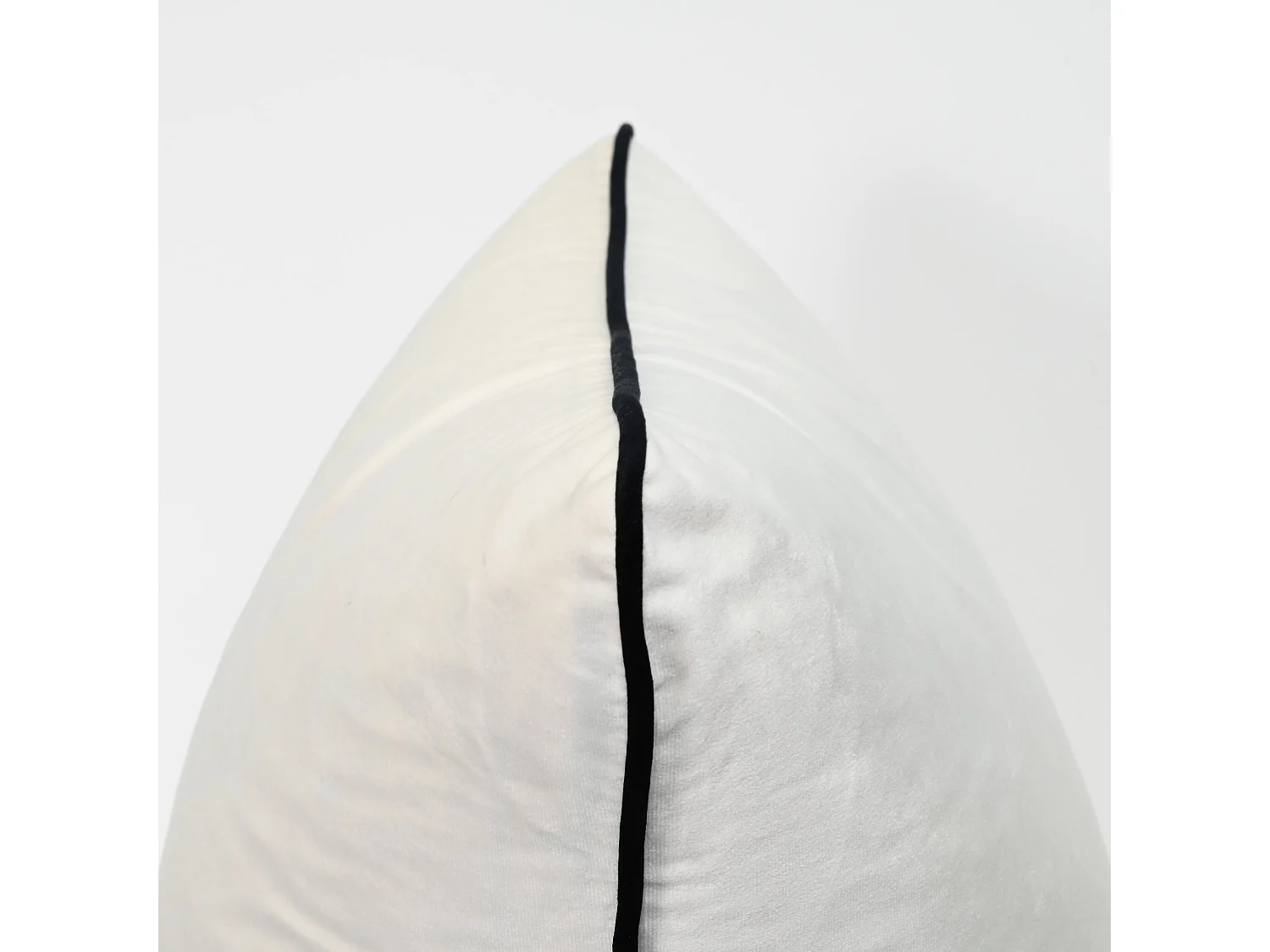 Ivory - Fluwelen sierkussen ( Black Piping ) - 40 x 60