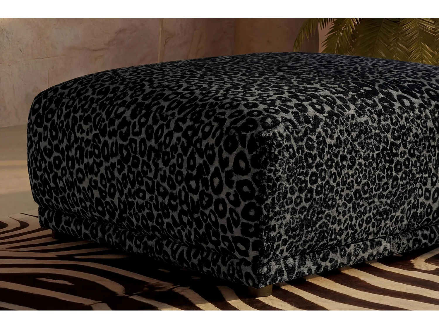 ROSALIE - Zwarte poef met dierenprint 102x83x46 cm