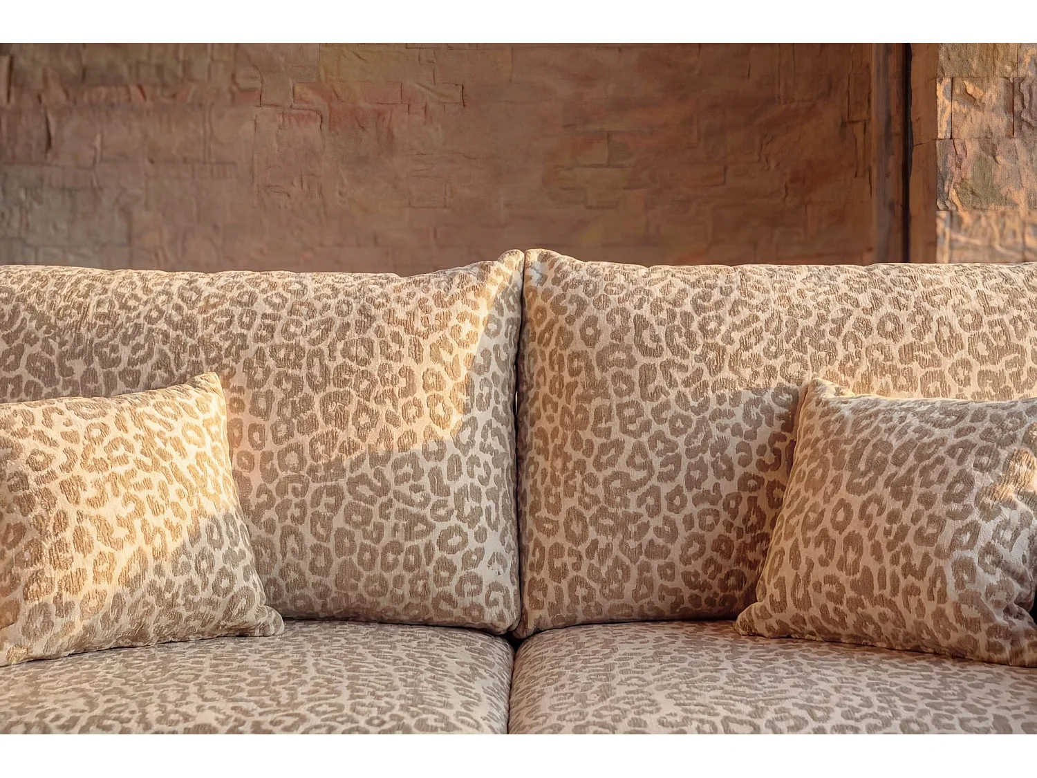 ELIO - Canapé droit convertible tissu imprimé animalier 3 places Beige