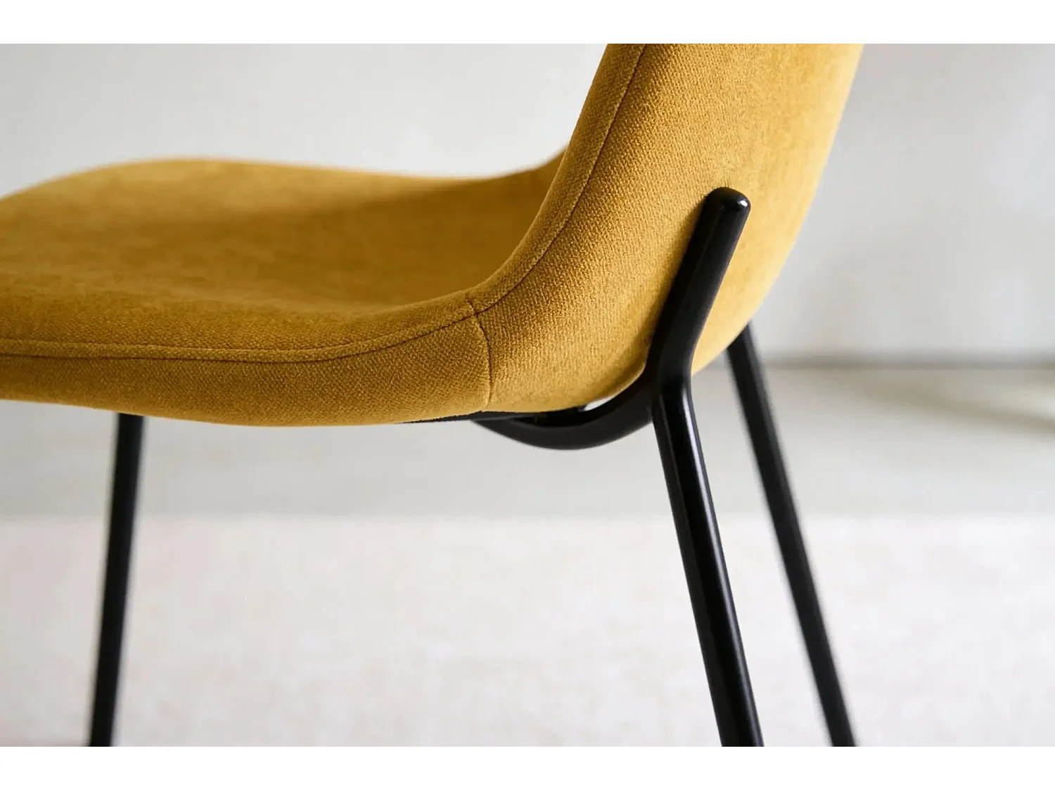 TIANA - Lot de 4 chaises pieds en métal noir Jaune