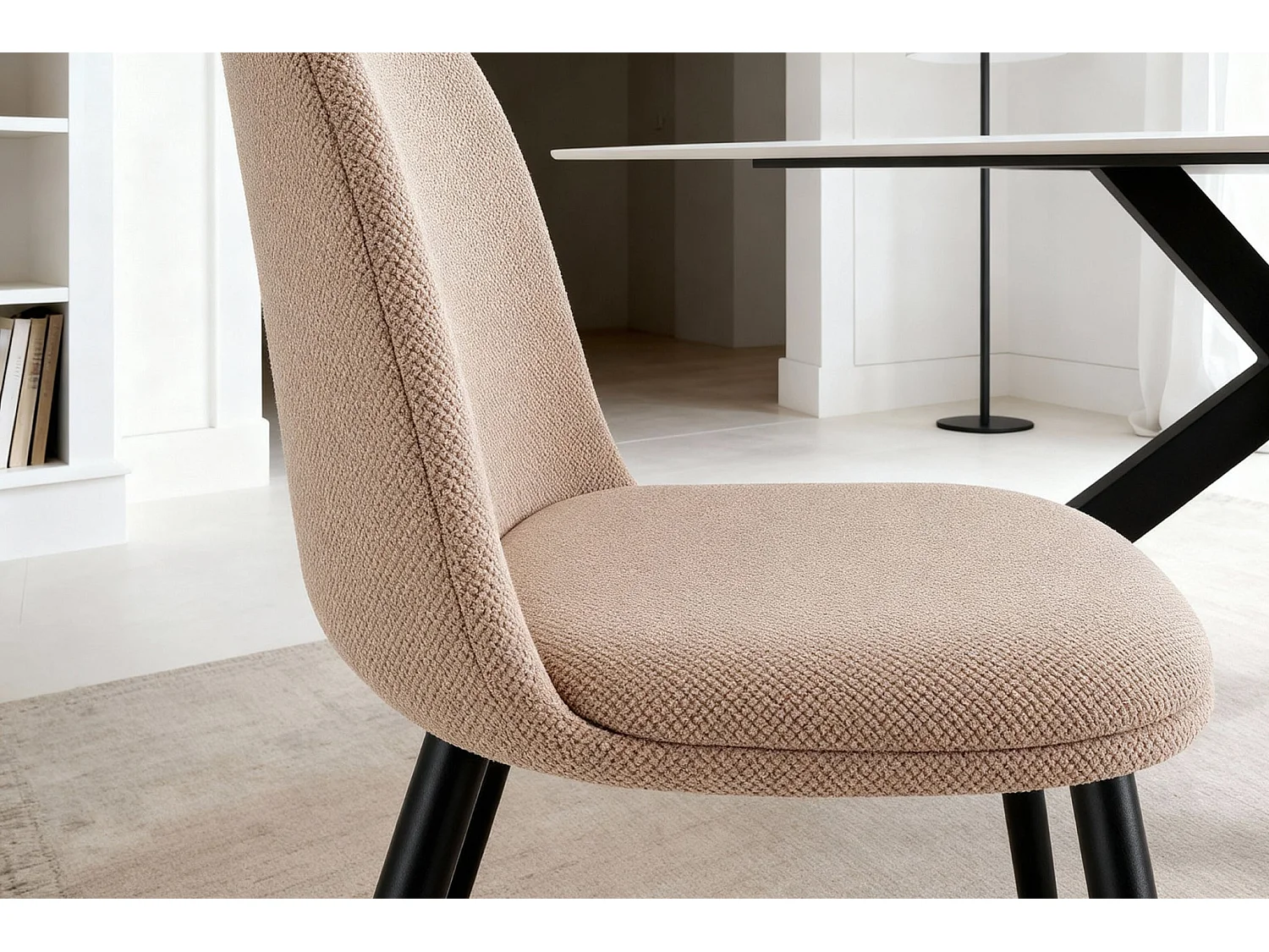 LIVO - Lot de 4 chaises pieds en métal noir - Rose