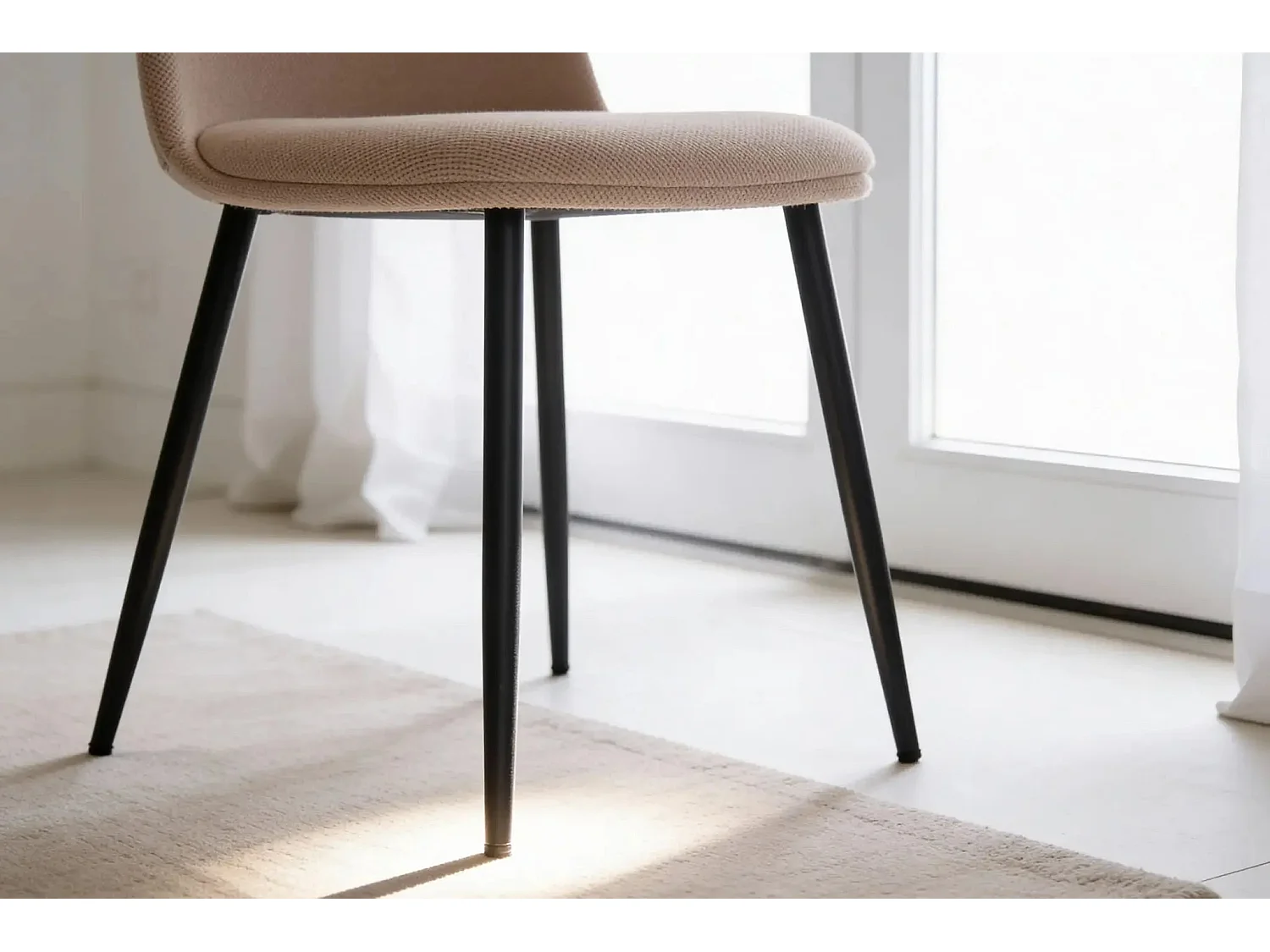 LIVO - Lot de 4 chaises pieds en métal noir - Rose
