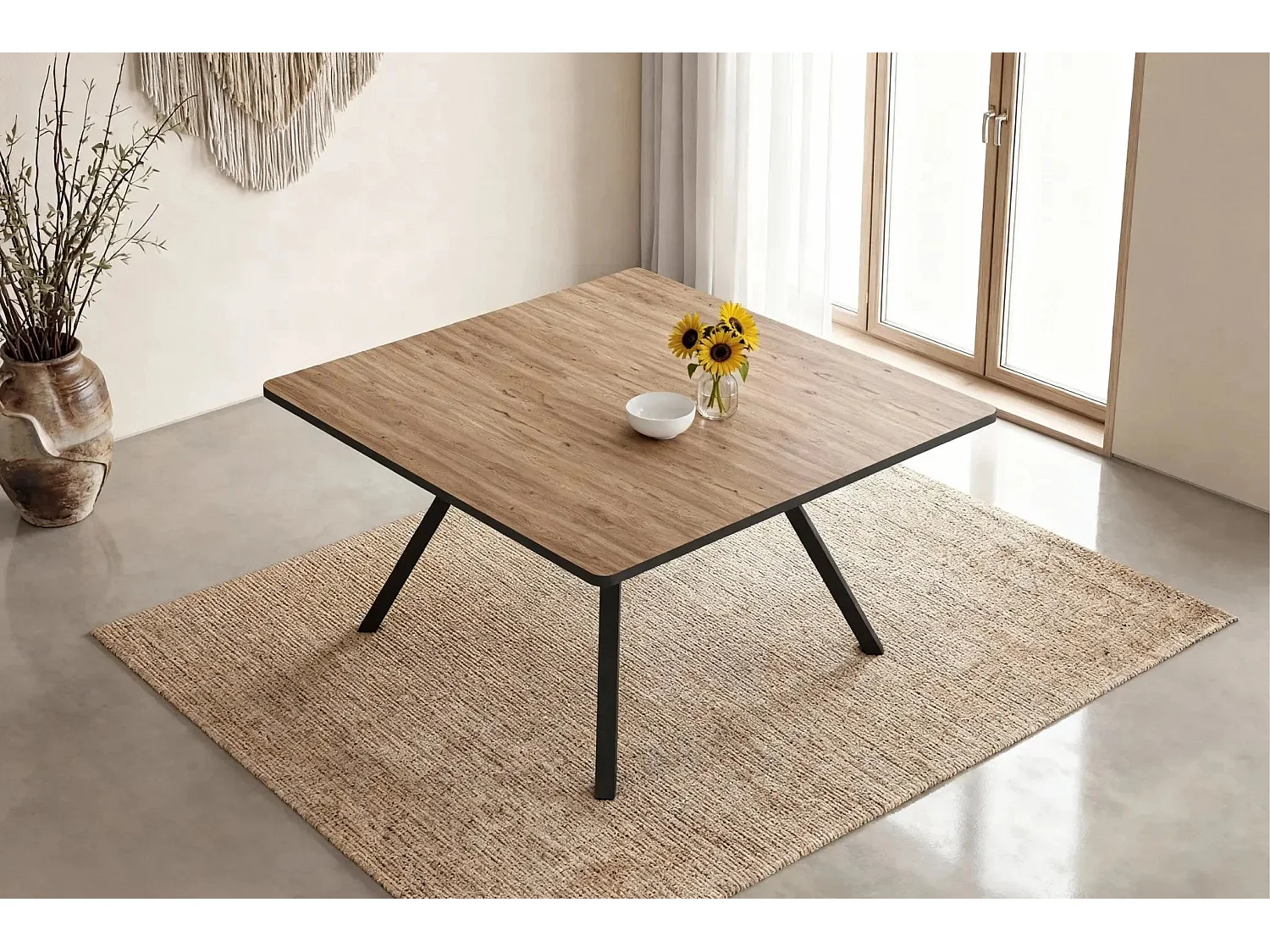 YARA - Table à manger carrée 136cmpieds en métal noir - Chêne clair