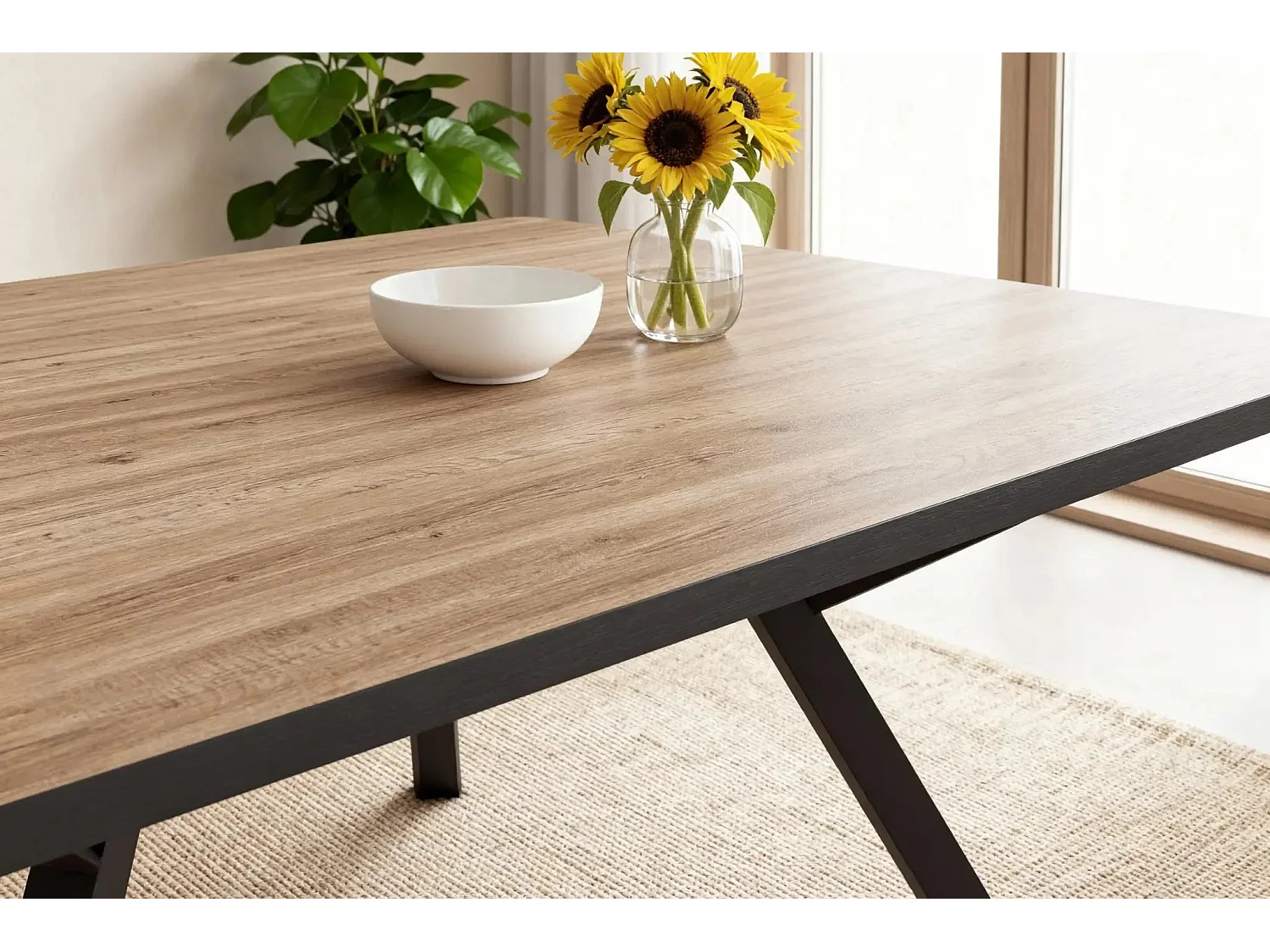 YARA - Table à manger carrée 136cmpieds en métal noir - Chêne clair