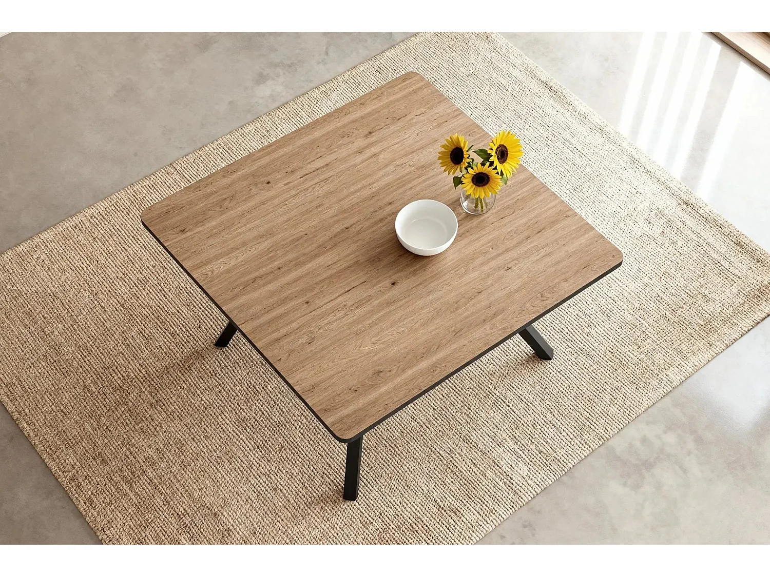 YARA - Table à manger carrée 136cmpieds en métal noir - Chêne clair