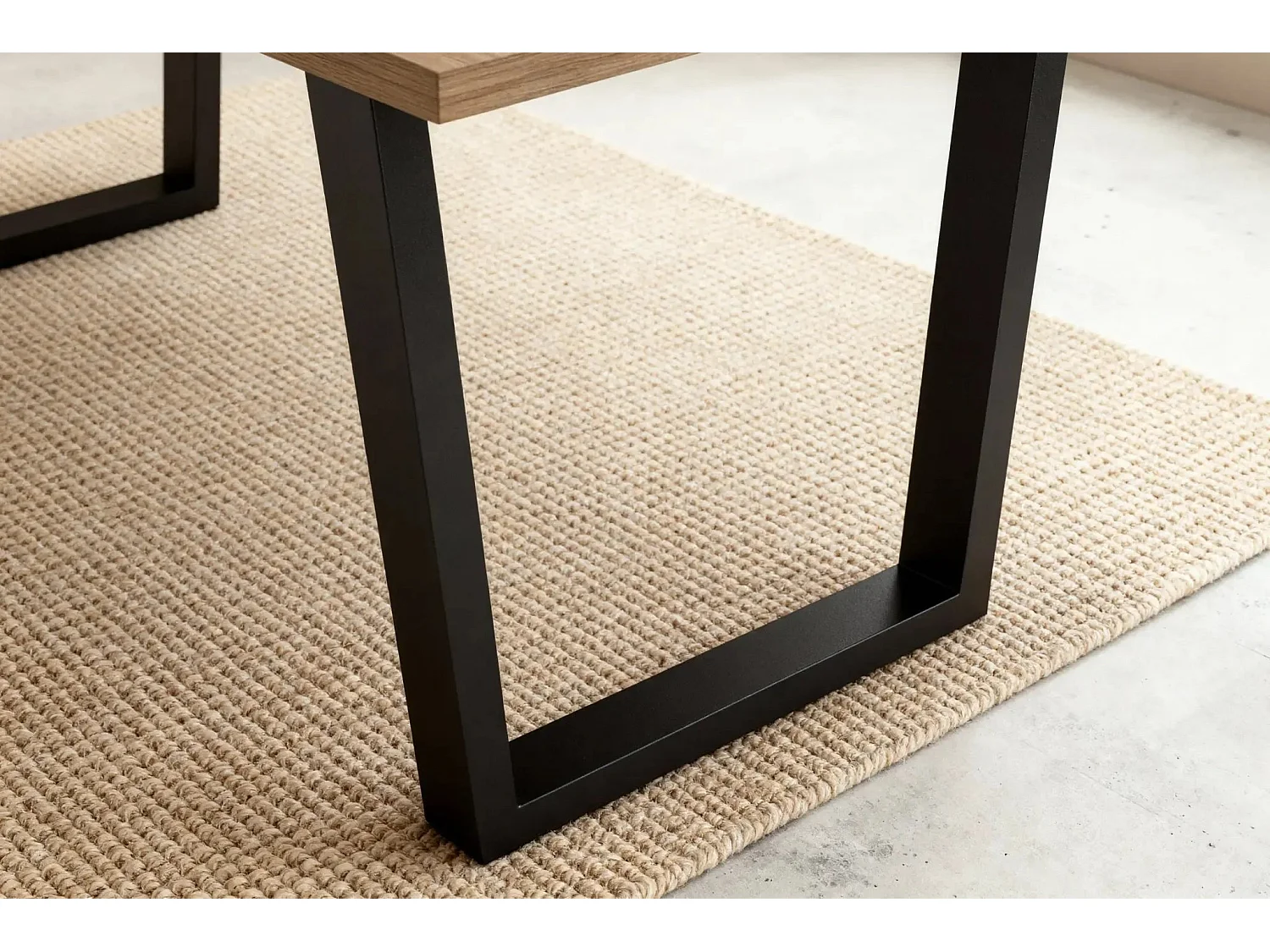 NEVA - Table à manger rectangulaire 180cmpieds en métal noir - Chêne clair