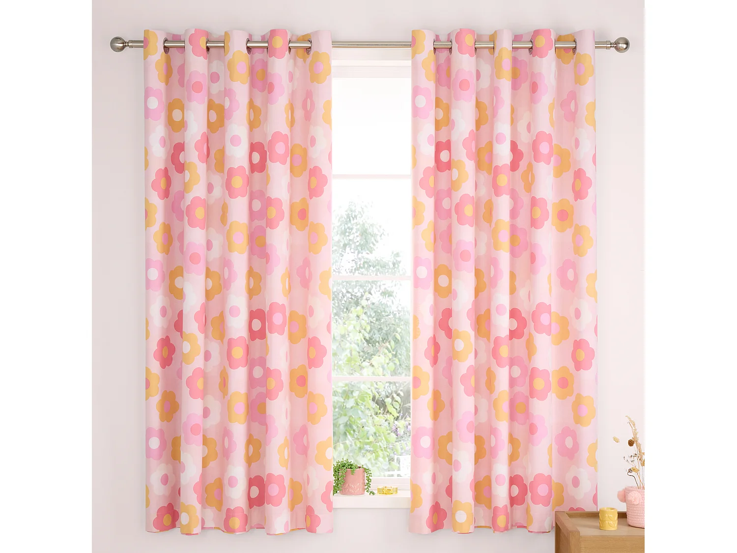 Catherine Lansfield Retro Daisy 66x72 Inch Fully Reversible Eyelet Curtains Two Panels Pink