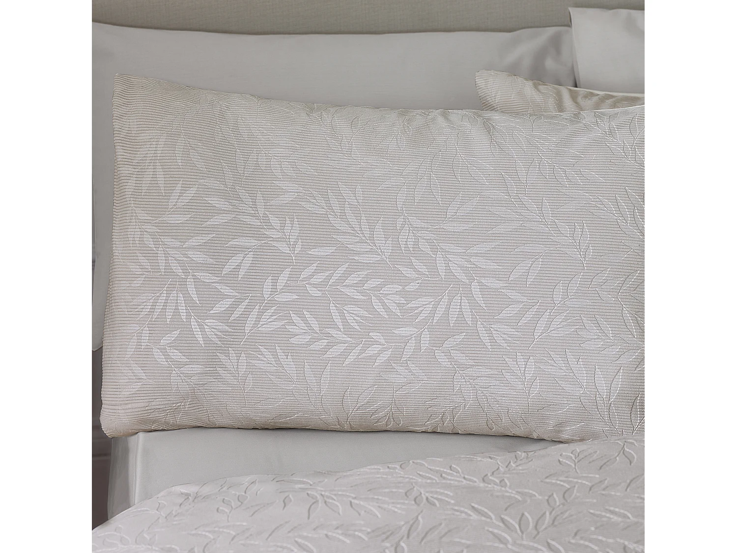 Catherine Lansfield Corded Leaves Single Duvet Cover Set with Pillowcase Champagne Gold