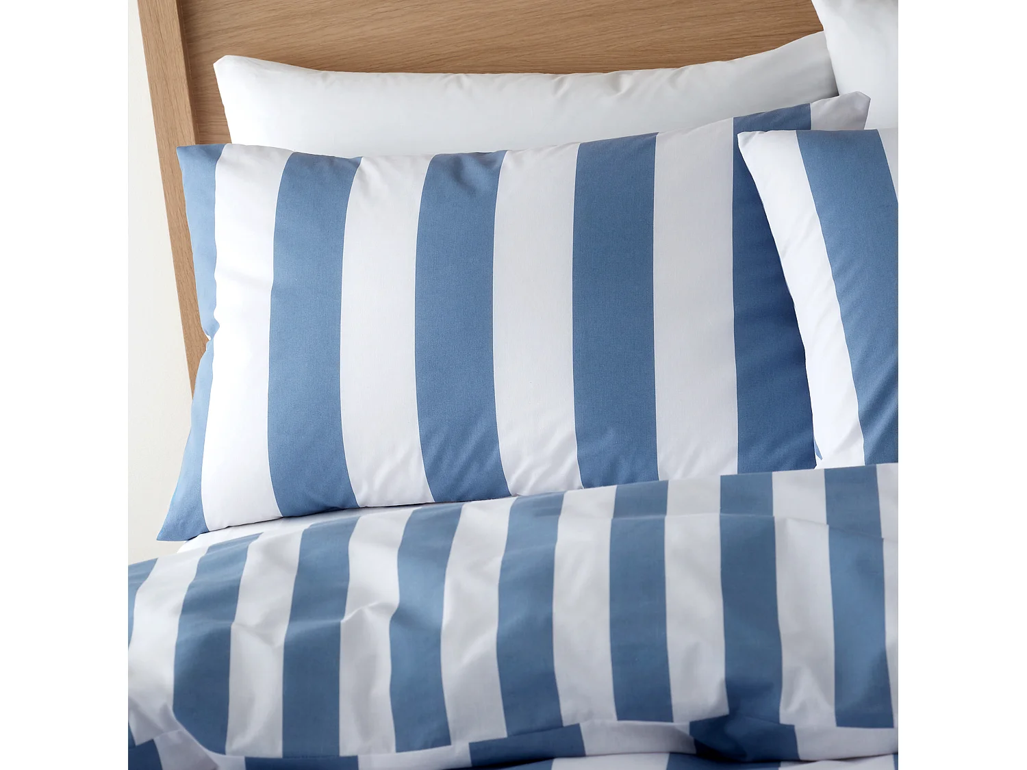 Catherine Lansfield Cove Stripe Reversible King Duvet Cover Set with Pillowcases Blue