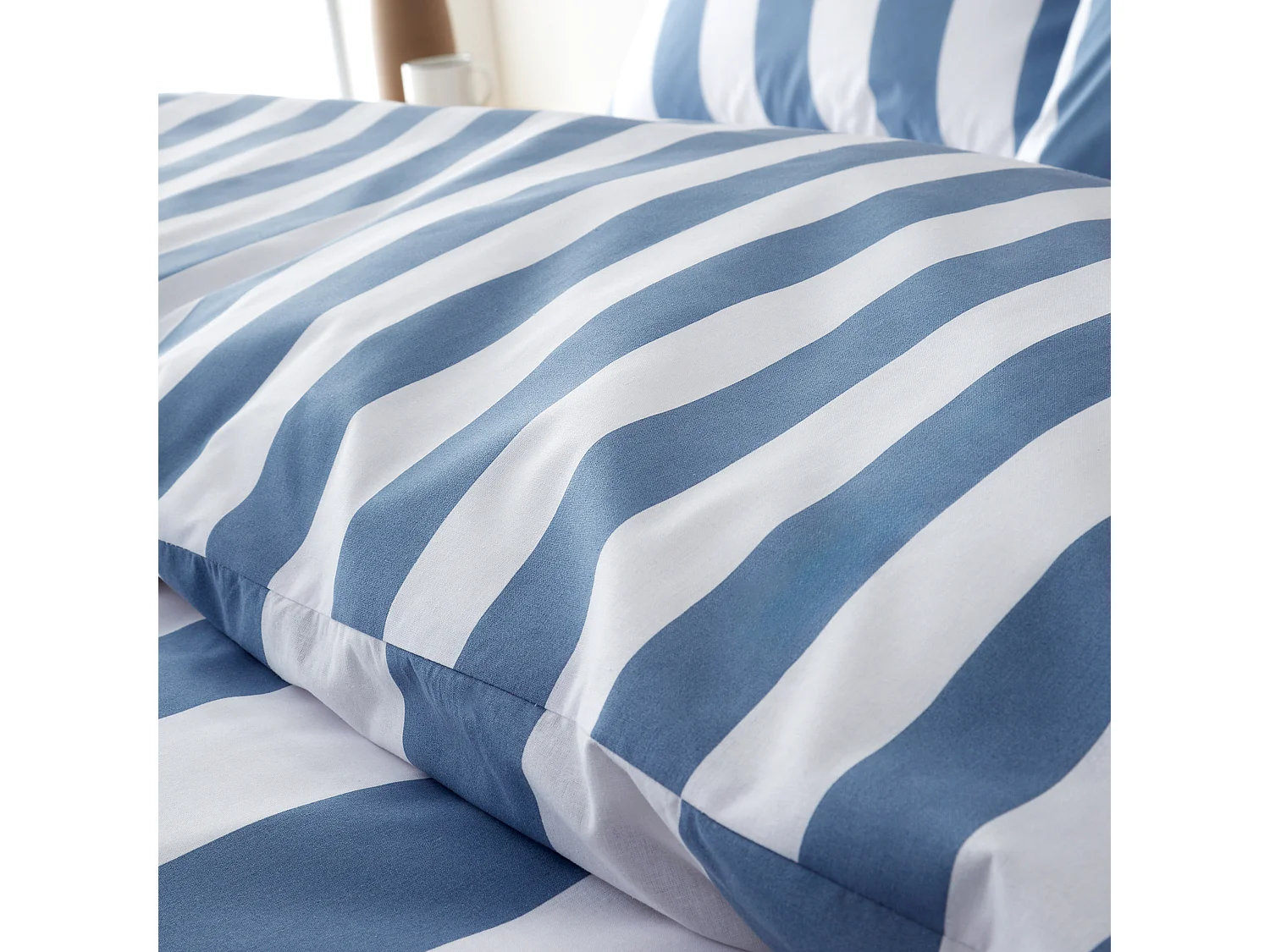 Catherine Lansfield Cove Stripe Reversible King Duvet Cover Set with Pillowcases Blue