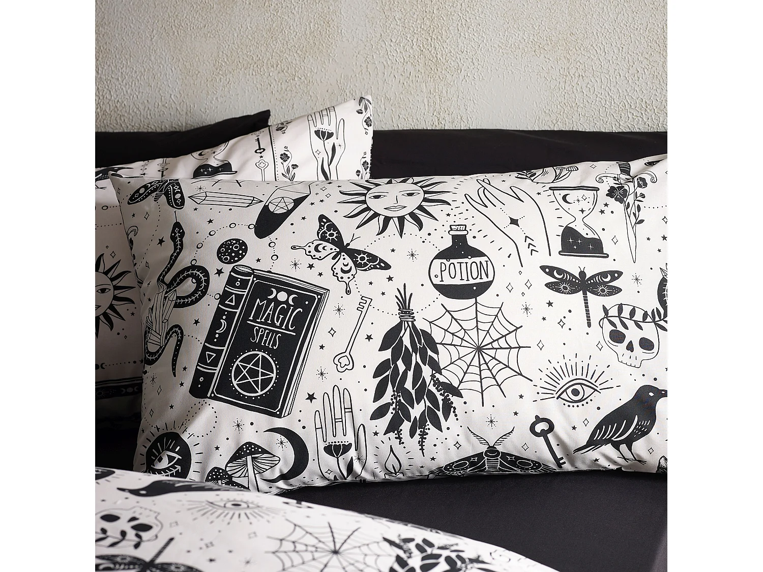 Catherine Lansfield Enchanted Witchcraft Reversible Double Duvet Cover Set with Pillowcases Black / Natural