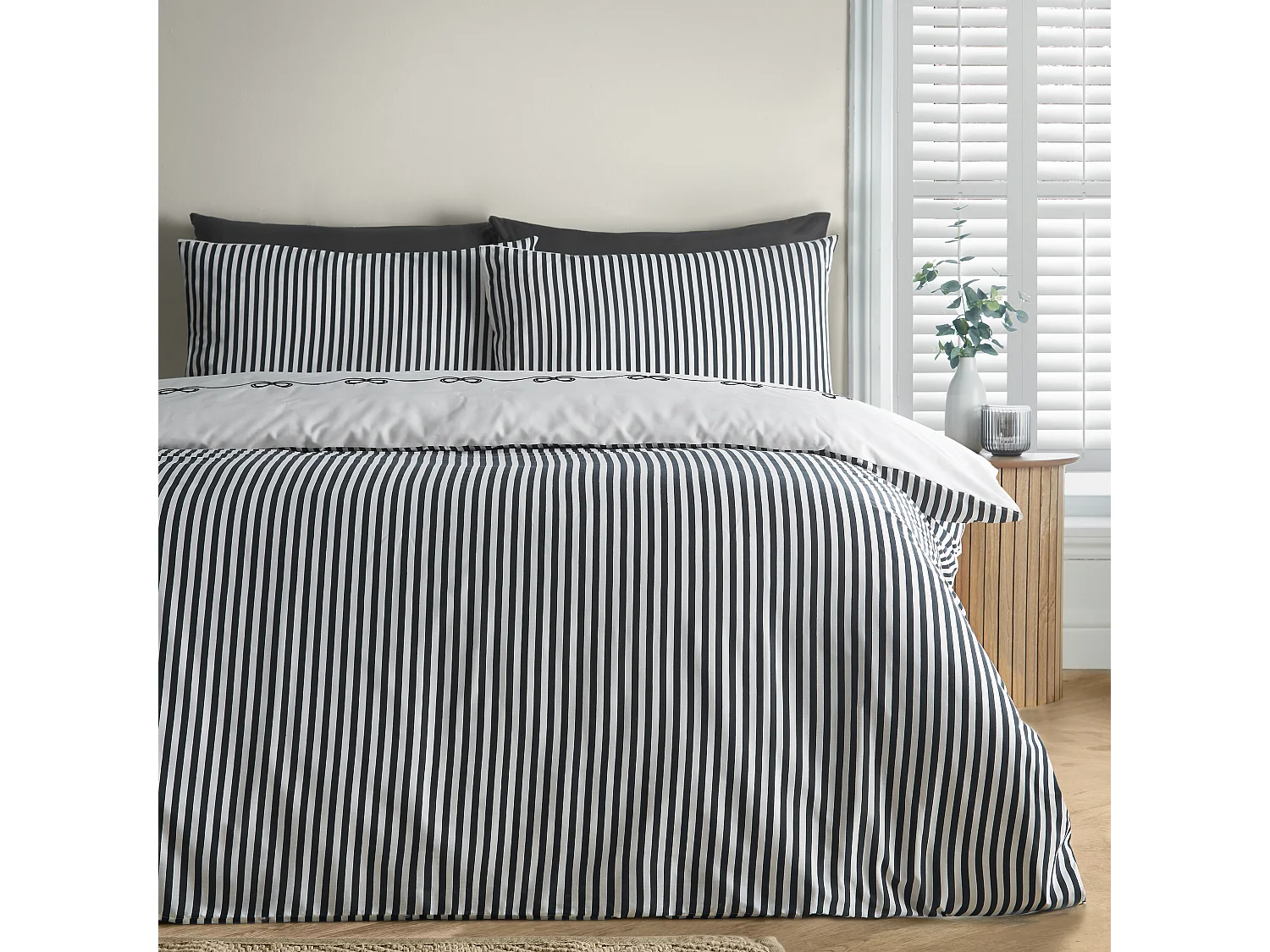 Catherine Lansfield Bow Embroidery King Duvet Cover Set with Pillowcases Cream / Black