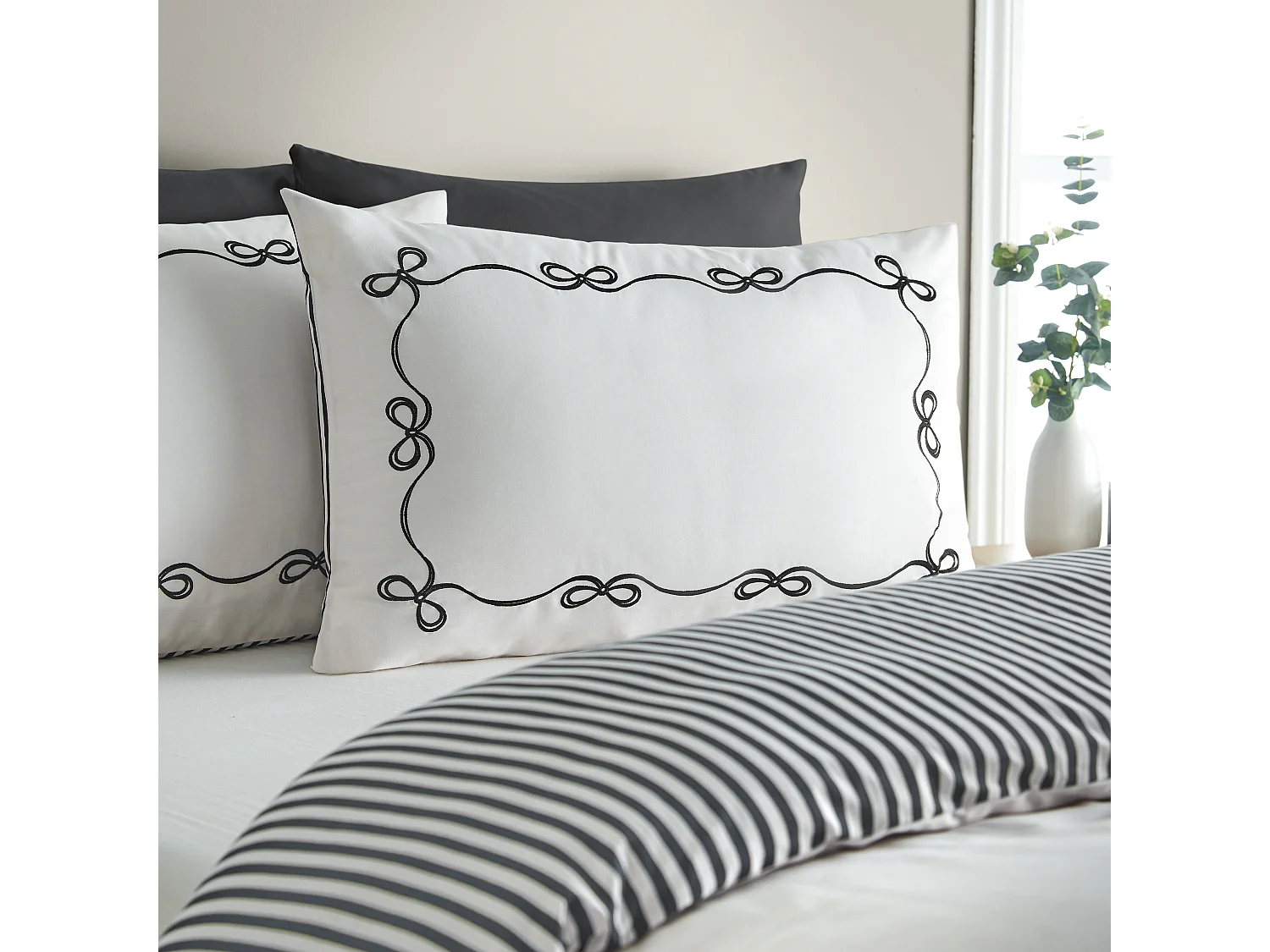 Catherine Lansfield Bow Embroidery King Duvet Cover Set with Pillowcases Cream / Black