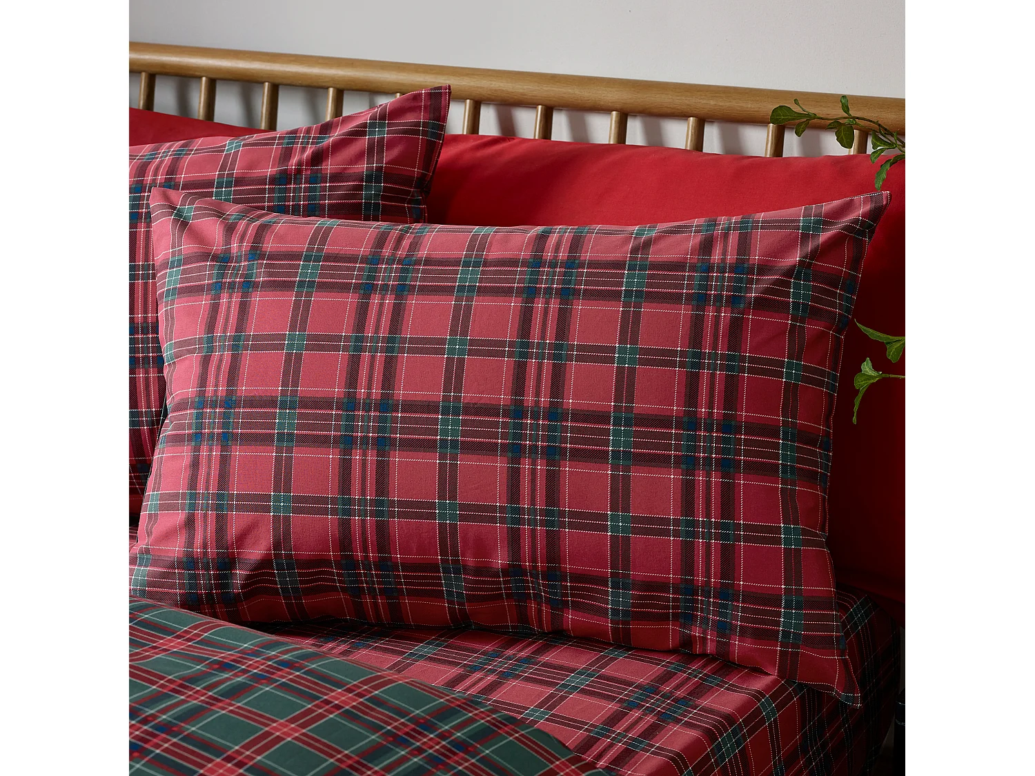 Catherine Lansfield Tartan Check Reversible Double Duvet Cover Set with Pillowcases Red / Green