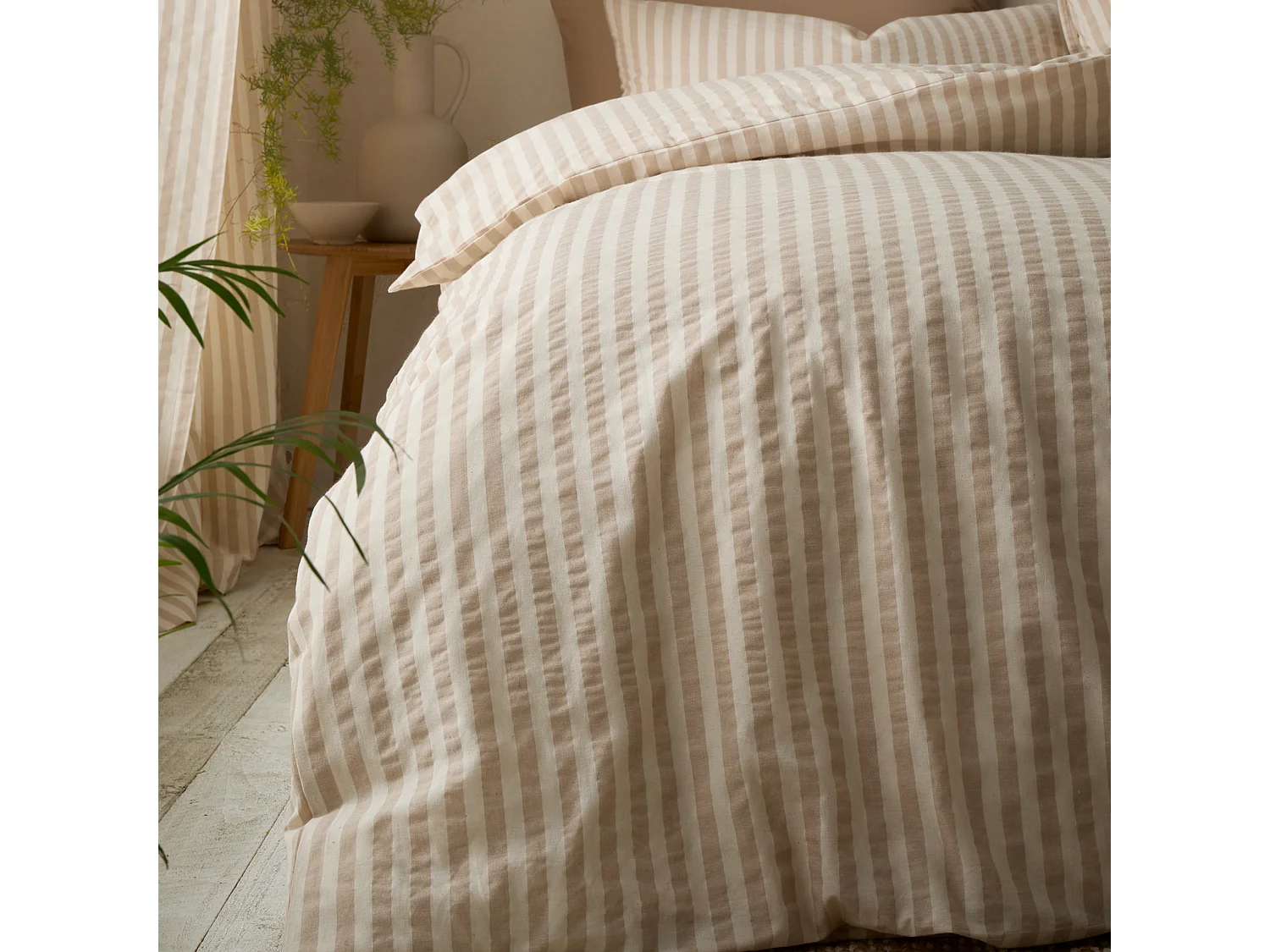 Pineapple Elephant Cotton Rich Woven Stripe Super King Duvet Cover Set with Pillowcases Natural