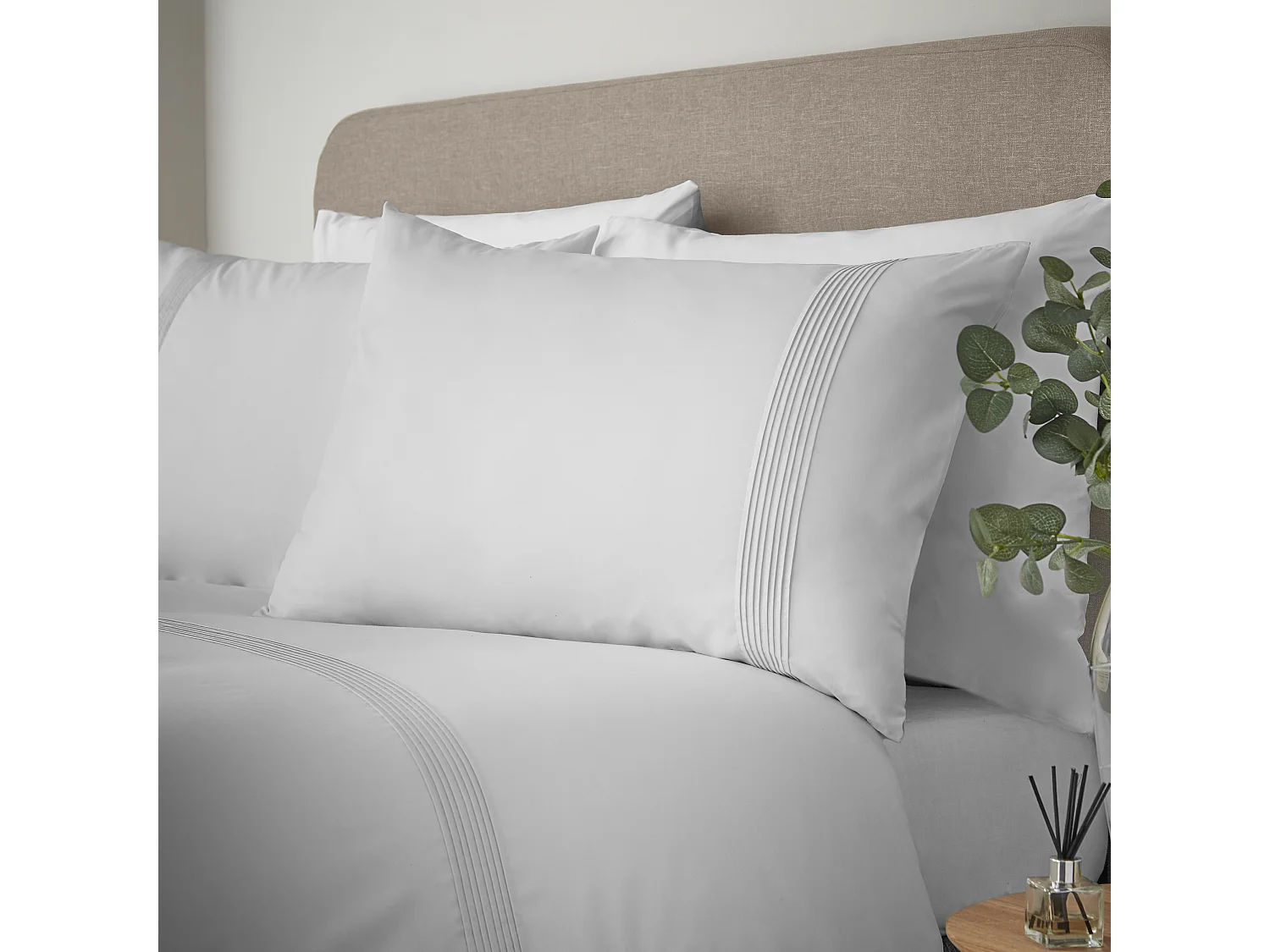 Catherine Lansfield Pintuck Easy Iron Percale King Duvet Cover Set with Pillowcases White