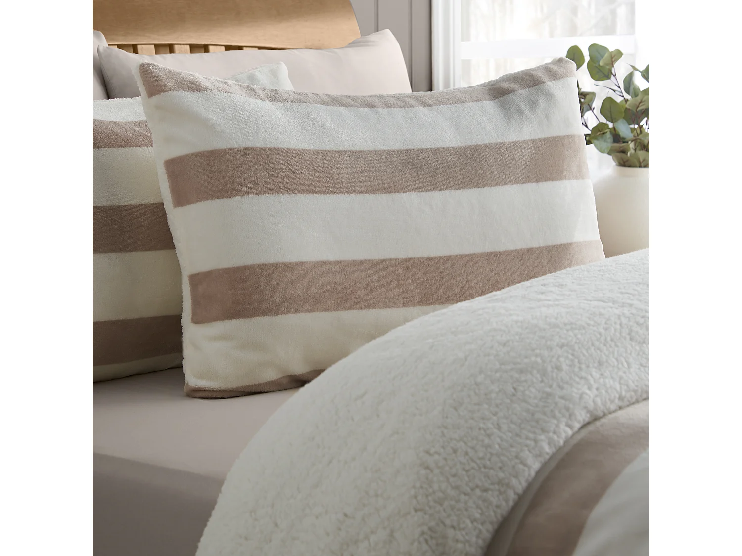 Catherine Lansfield Cosy Sherpa Stripe Double Duvet Cover Set with Pillowcases Natural