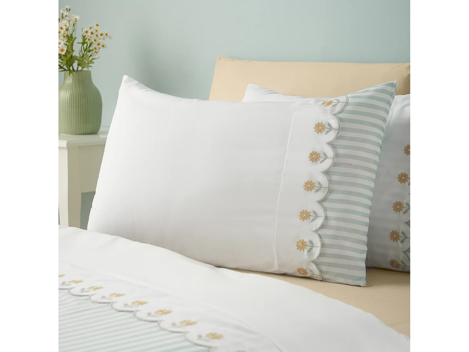 Catherine Lansfield Embroidered Daisy Soft Touch Double Duvet Cover Set with Pillowcases Sage Green