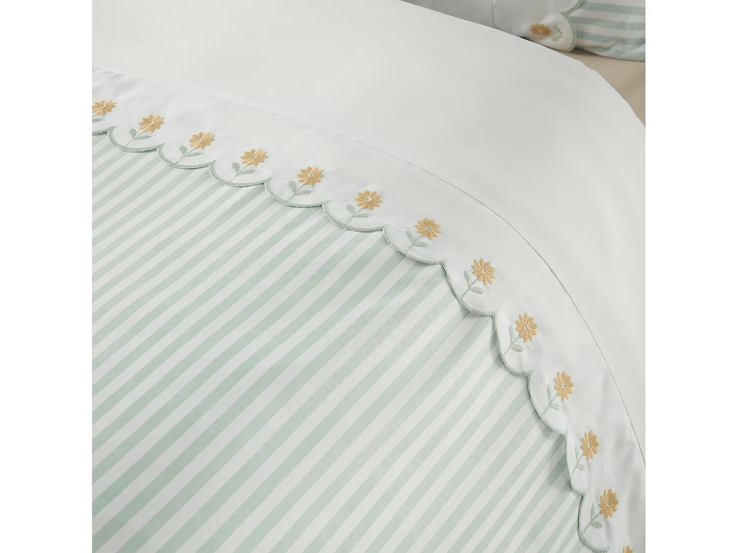 Catherine Lansfield Embroidered Daisy Soft Touch Double Duvet Cover Set with Pillowcases Sage Green
