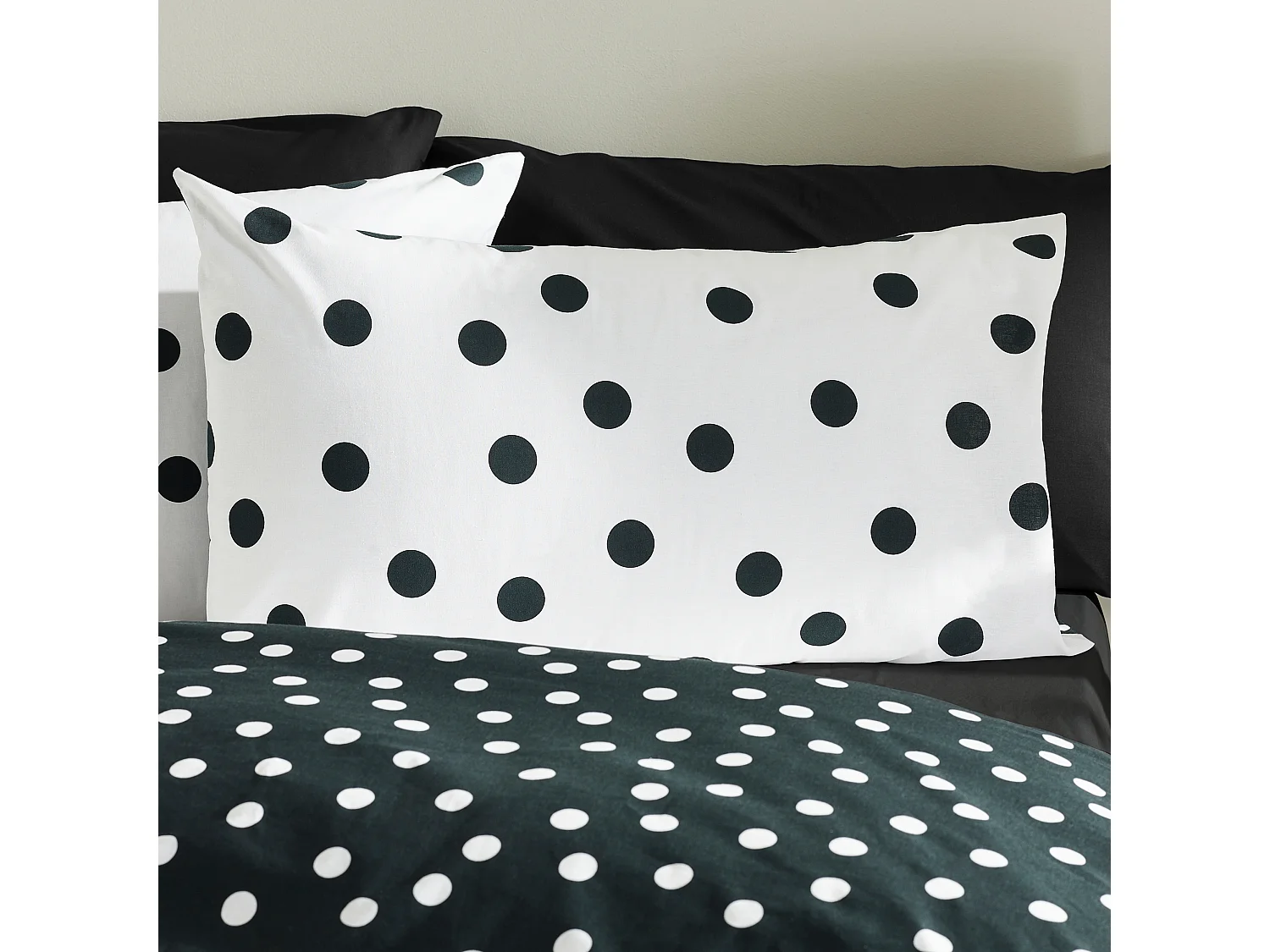 Catherine Lansfield Polka Dot Reversible King Duvet Cover Set with Pillowcases Black / White