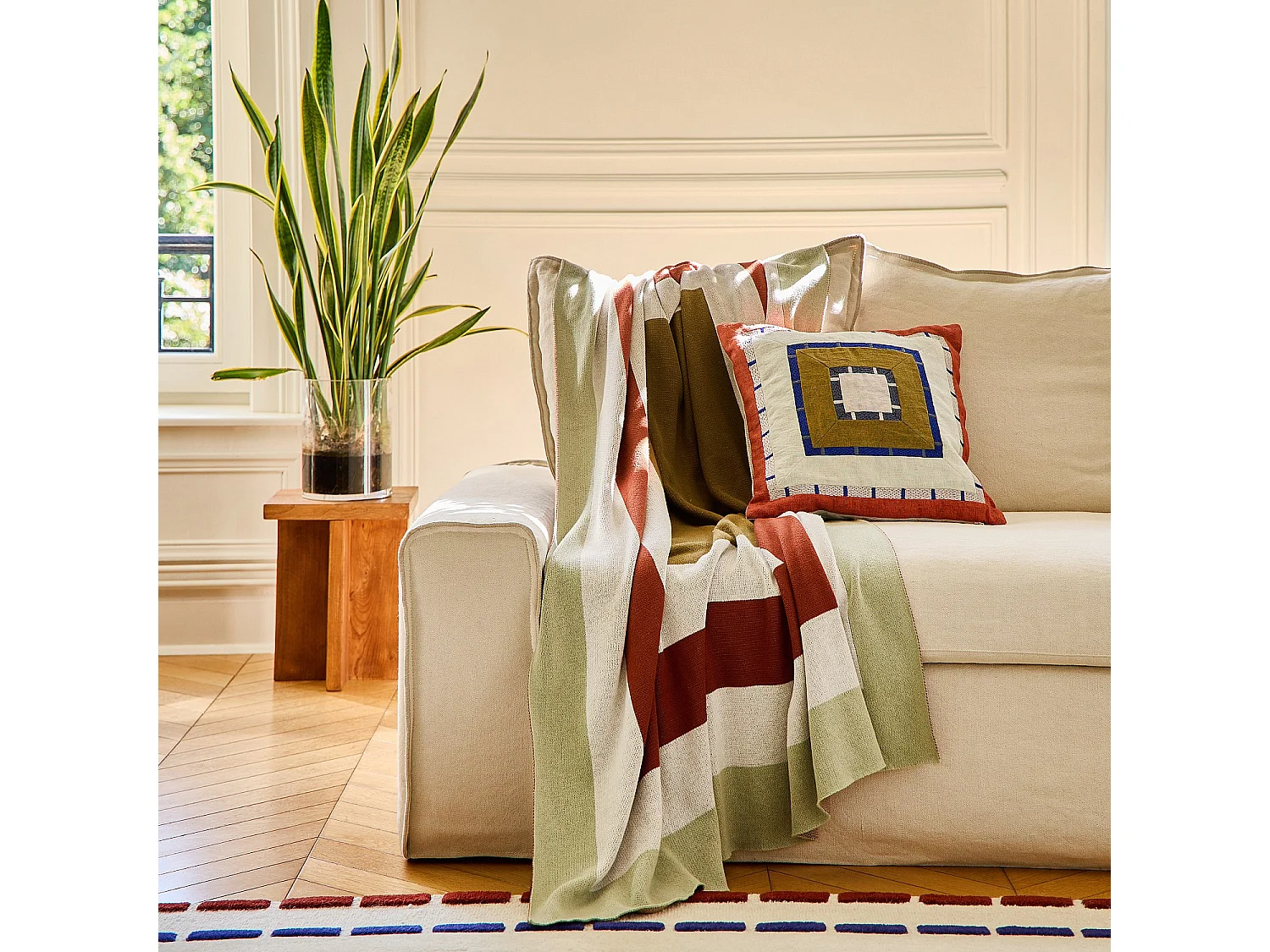 Habitat - Coussin brodé en lin - 45 x 45 cm - Bronze et bordeaux - Design by Floriane Jacques - Billie
