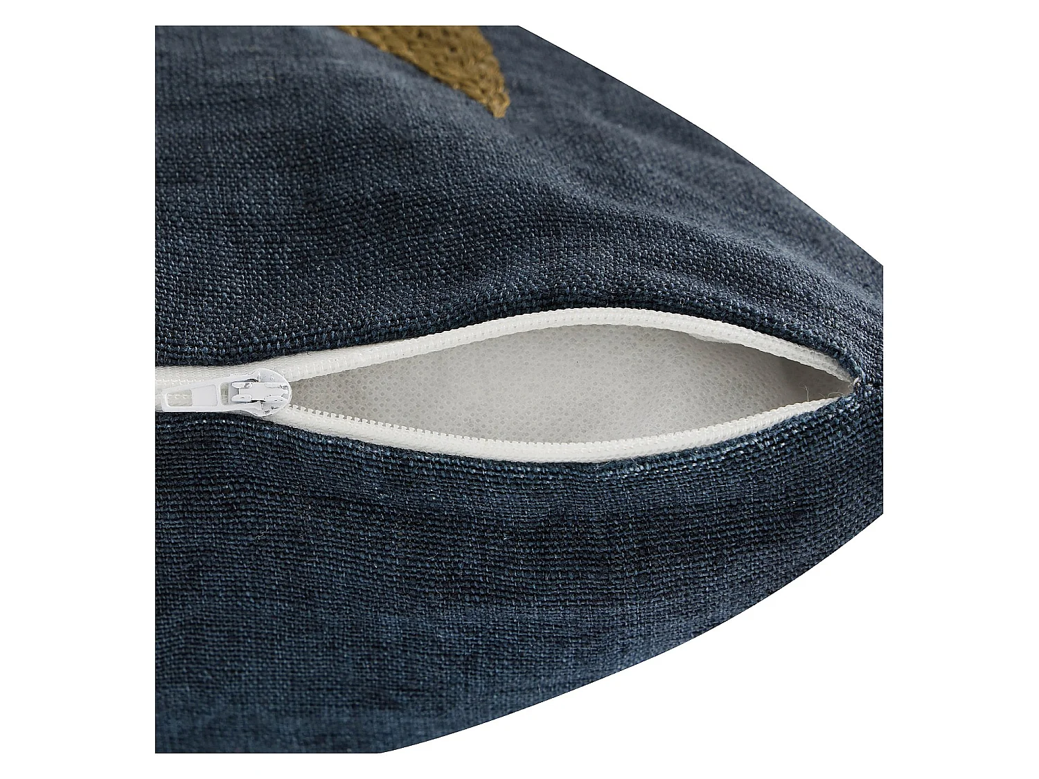 Habitat - Coussin brodé en lin - 45 x 45 cm - Bleu nuit - Design by Floriane Jacques - Carmen