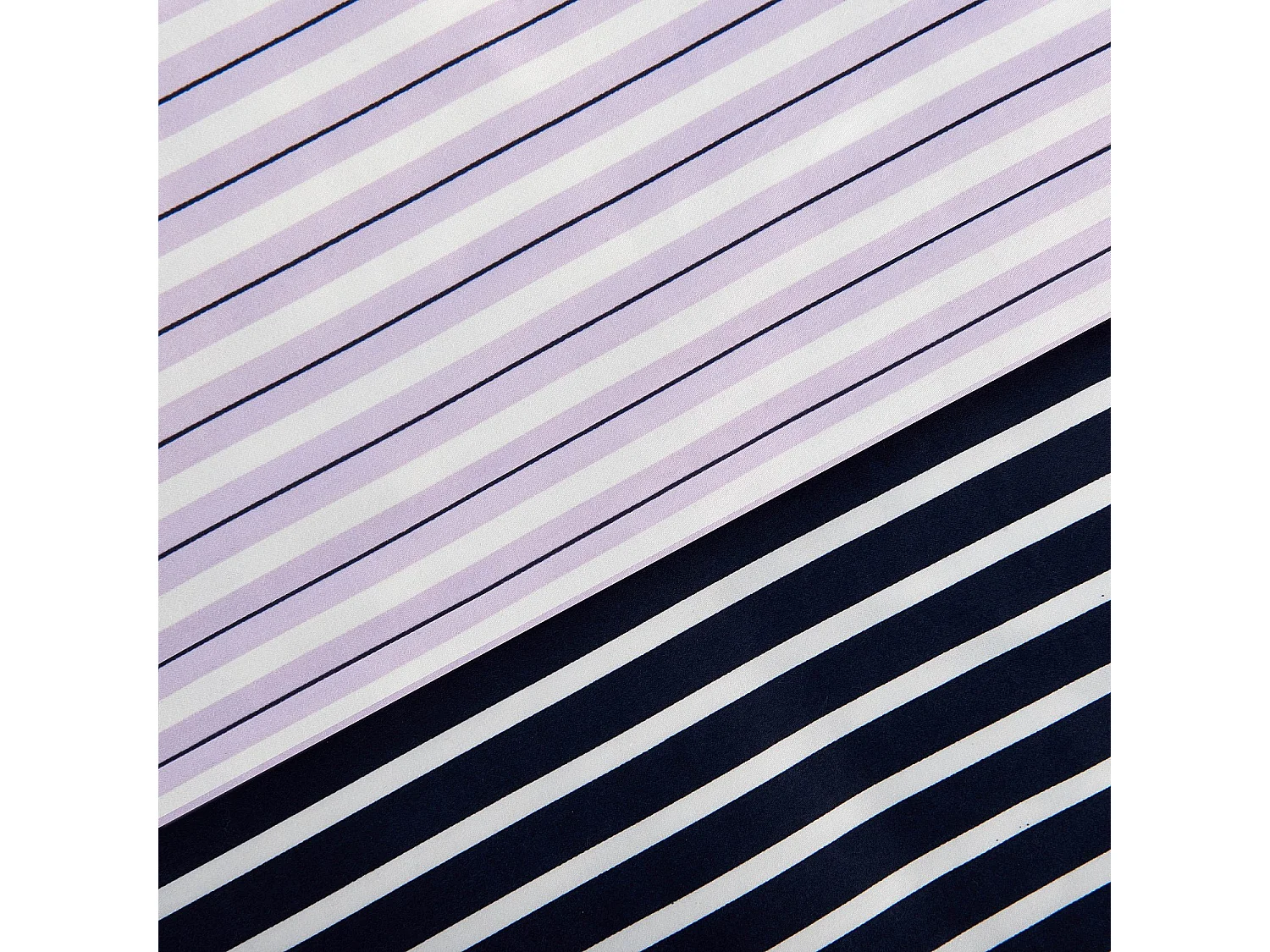 Habitat - Parure de lit réversible en satin de coton bio - 240 x 220 cm et 65 x 65 cm - Bleu nuit et Lilas - Design by Floriane Jacques - Baudouin