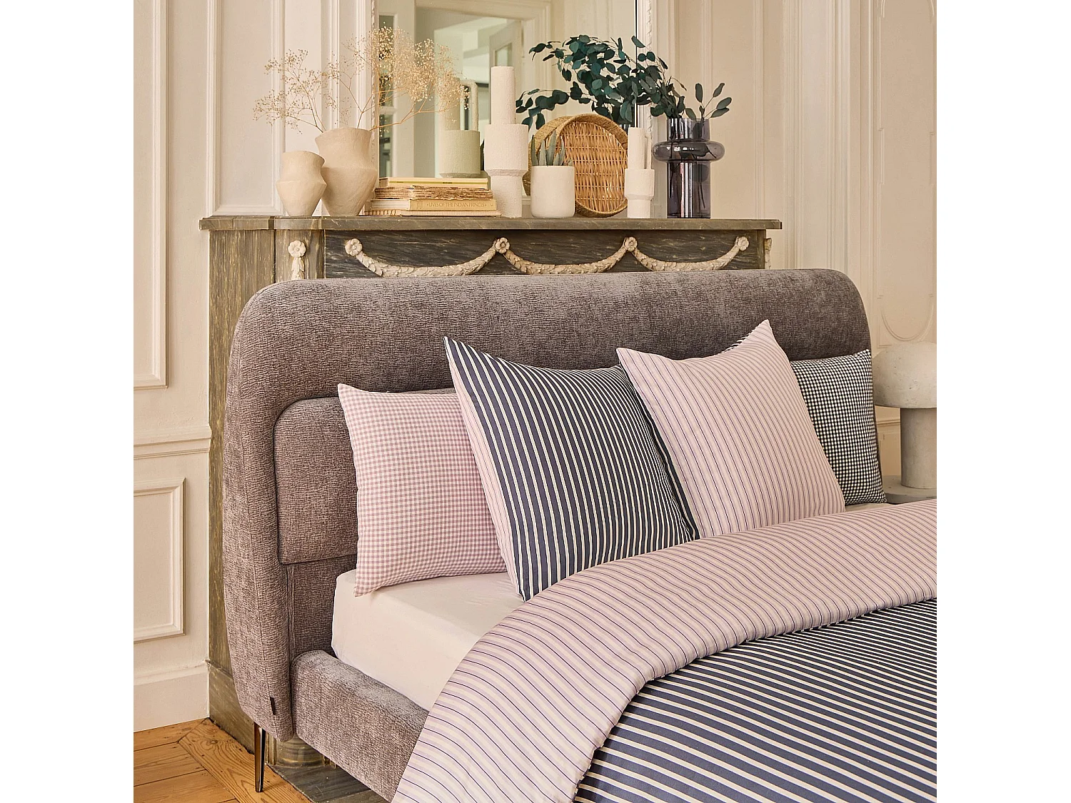 Habitat - Parure de lit réversible en satin de coton bio - 240 x 220 cm et 65 x 65 cm - Bleu nuit et Lilas - Design by Floriane Jacques - Baudouin