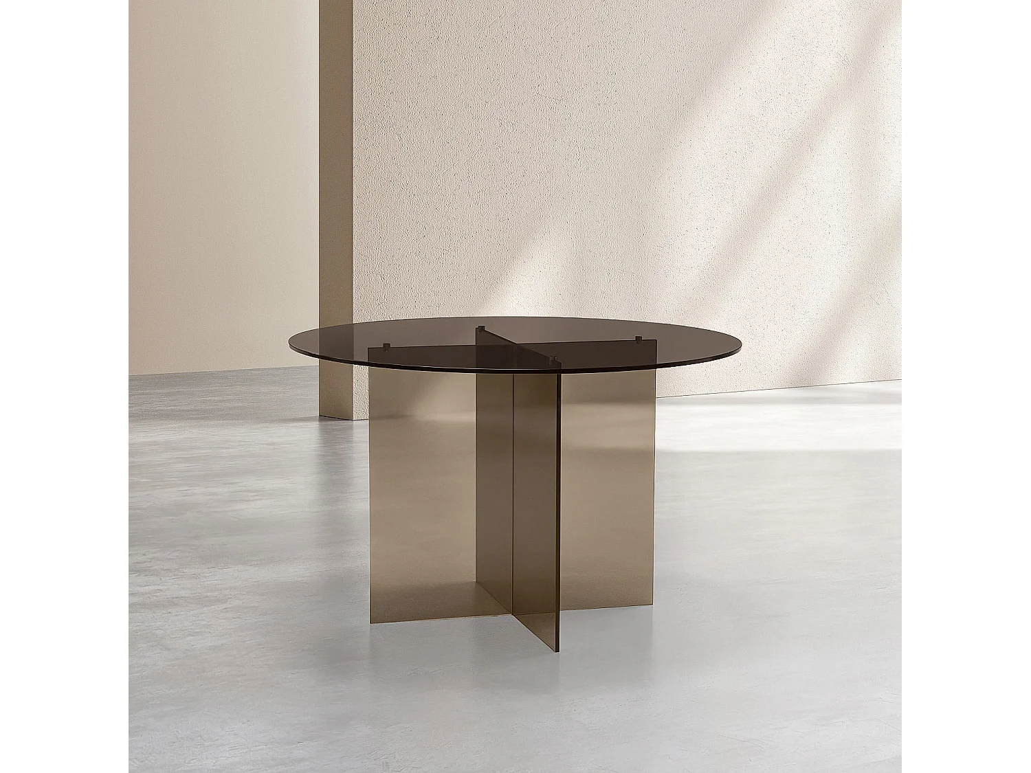 Habitat - Table à manger ronde en verre trempé - 4 couverts - Brun cendré - Design by Céline Mognon Fichet - Elory
