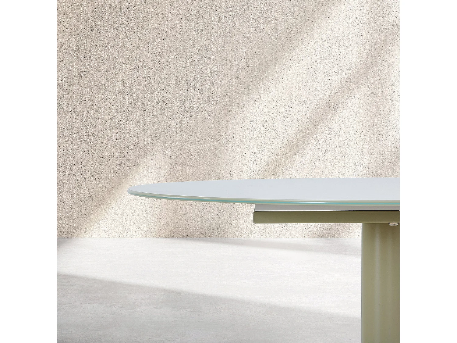Habitat - Table à manger ronde en métal et verre trempé - 2 couverts - Vert sauge - Olympe