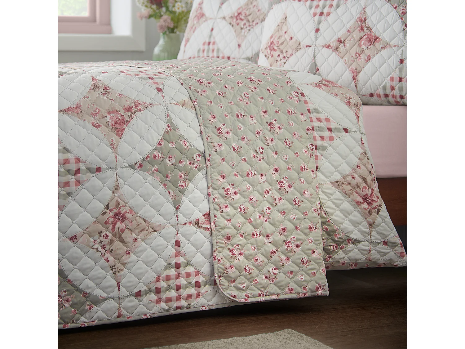 Catherine Lansfield Pinsonic Patchwork Quilted 220x230cm Bedspread Green