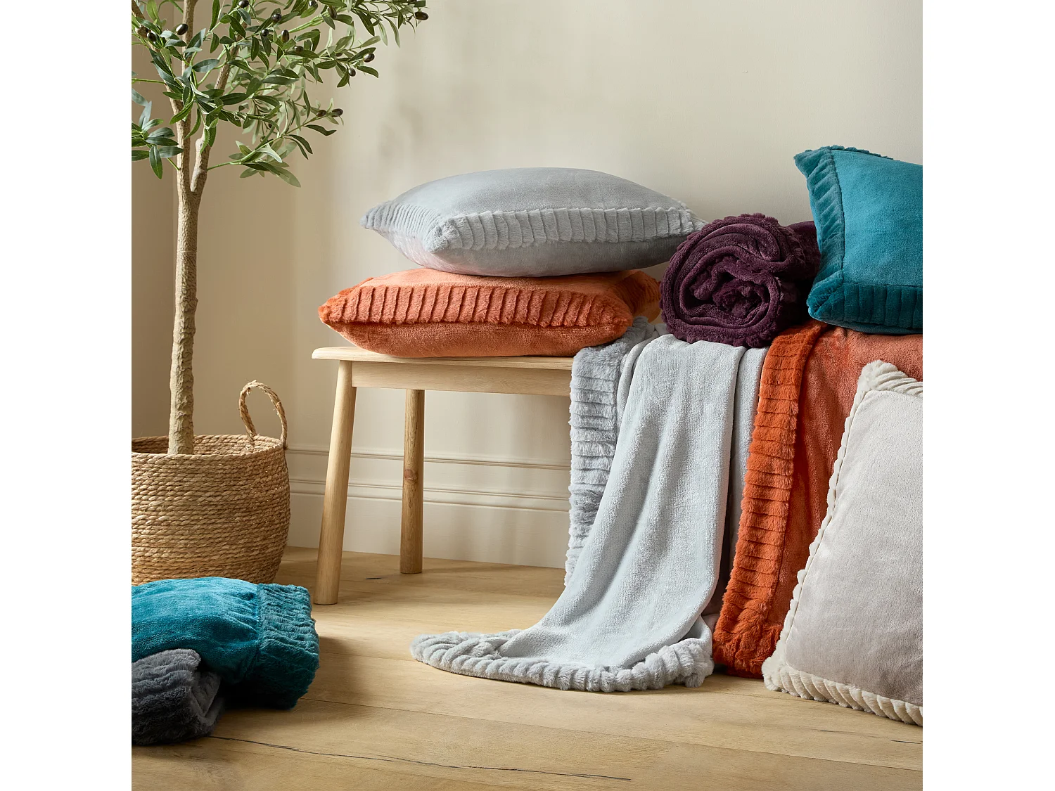 Catherine Lansfield Velvet and Faux Fur Soft Touch 150x200cm Blanket Throw Plum